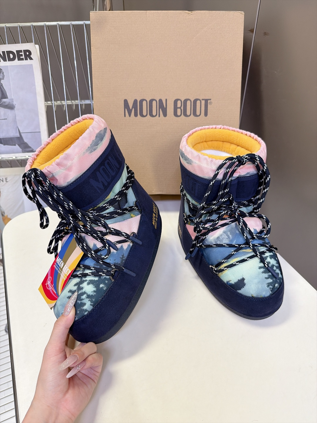 Moon Boot 秋冬最新款雪地靴 丑萌滑雪鞋 超多明星网红种草 秋冬滑雪必备款 现在有一款更另类的雪地靴又杀回来了 