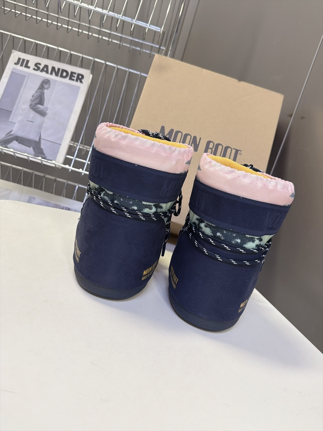 Moon Boot 秋冬最新款雪地靴 丑萌滑雪鞋 超多明星网红种草 秋冬滑雪必备款 现在有一款更另类的雪地靴又杀回来了 