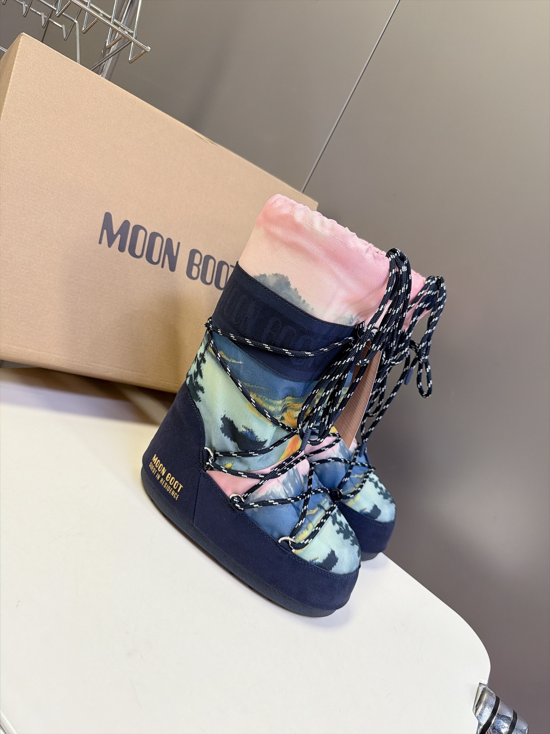 Moon Boot 秋冬最新款雪地靴 丑萌滑雪鞋 超多明星网红种草 秋冬滑雪必备款 现在有一款更另类的雪地靴又杀回来了 Moon Boot 秋冬最新款雪地靴 丑萌滑雪鞋 超多明星网红种草 秋冬滑雪必备款 现在有一款更另类的雪地靴又杀回来了