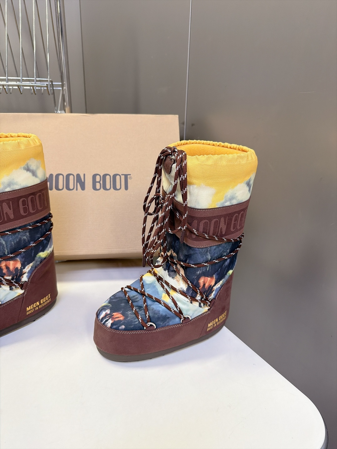 Moon Boot 秋冬最新款雪地靴 丑萌滑雪鞋 超多明星网红种草 秋冬滑雪必备款 现在有一款更另类的雪地靴又杀回来了 