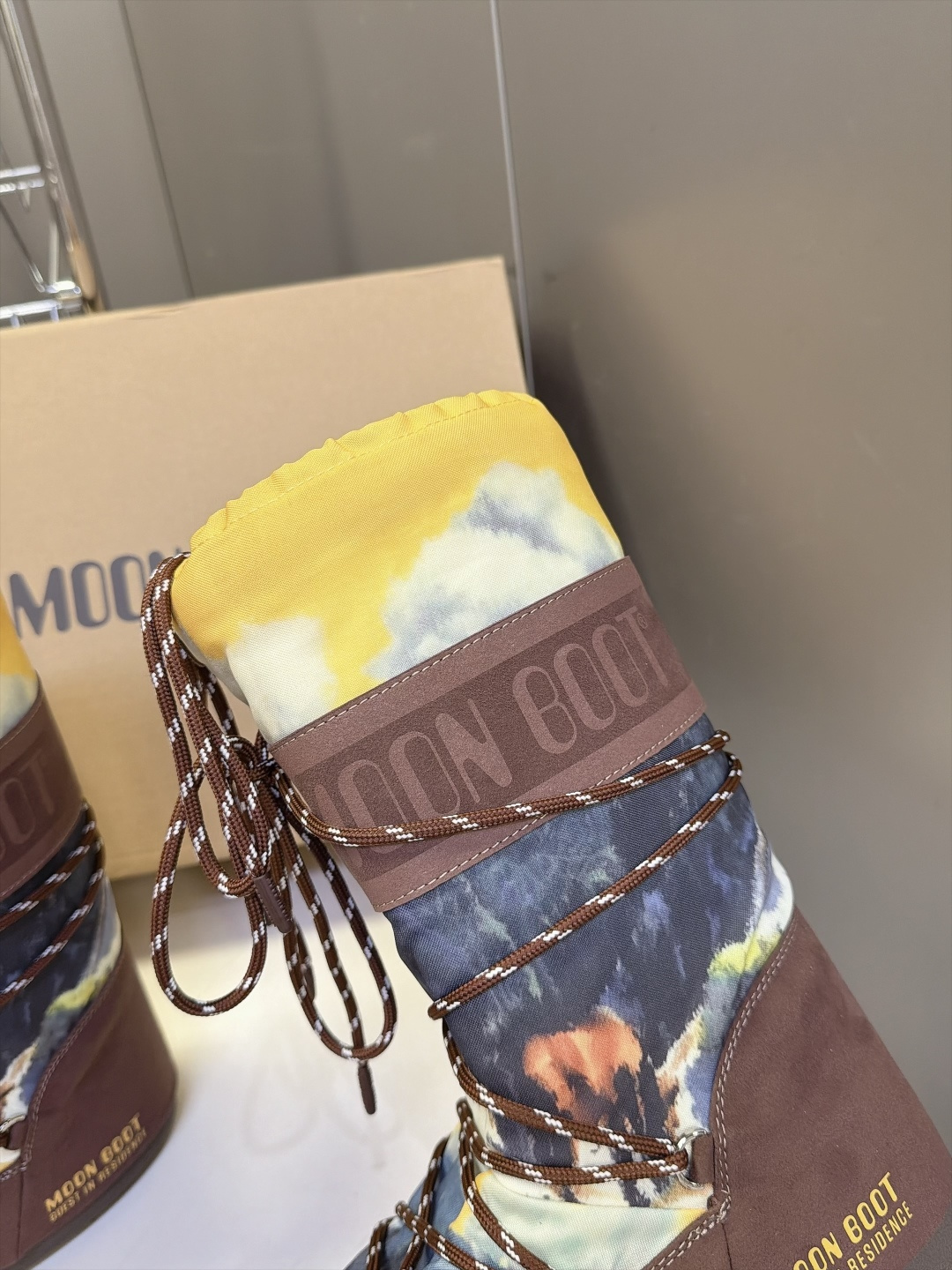 Moon Boot 秋冬最新款雪地靴 丑萌滑雪鞋 超多明星网红种草 秋冬滑雪必备款 现在有一款更另类的雪地靴又杀回来了 