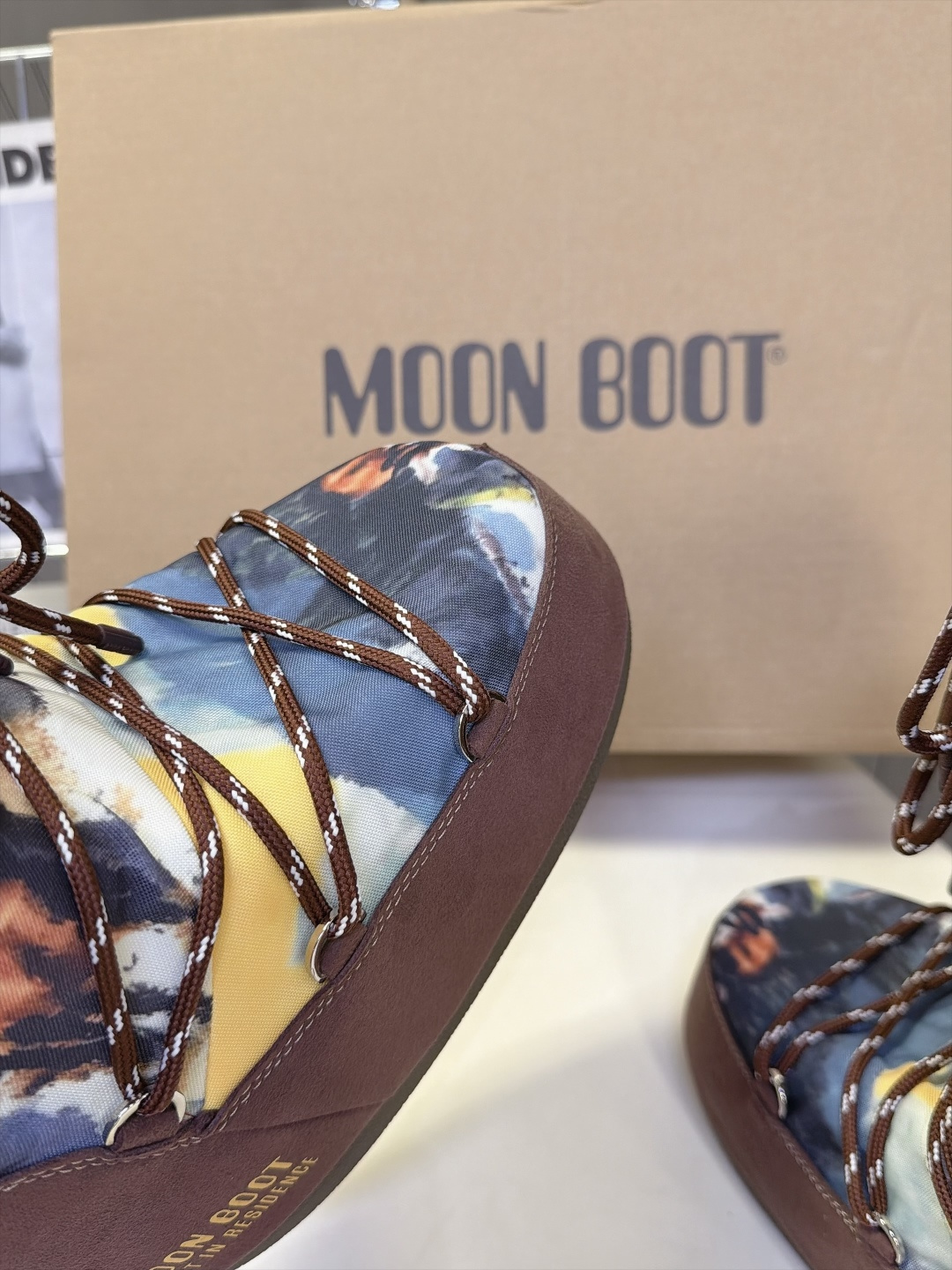 Moon Boot 秋冬最新款雪地靴 丑萌滑雪鞋 超多明星网红种草 秋冬滑雪必备款 现在有一款更另类的雪地靴又杀回来了 