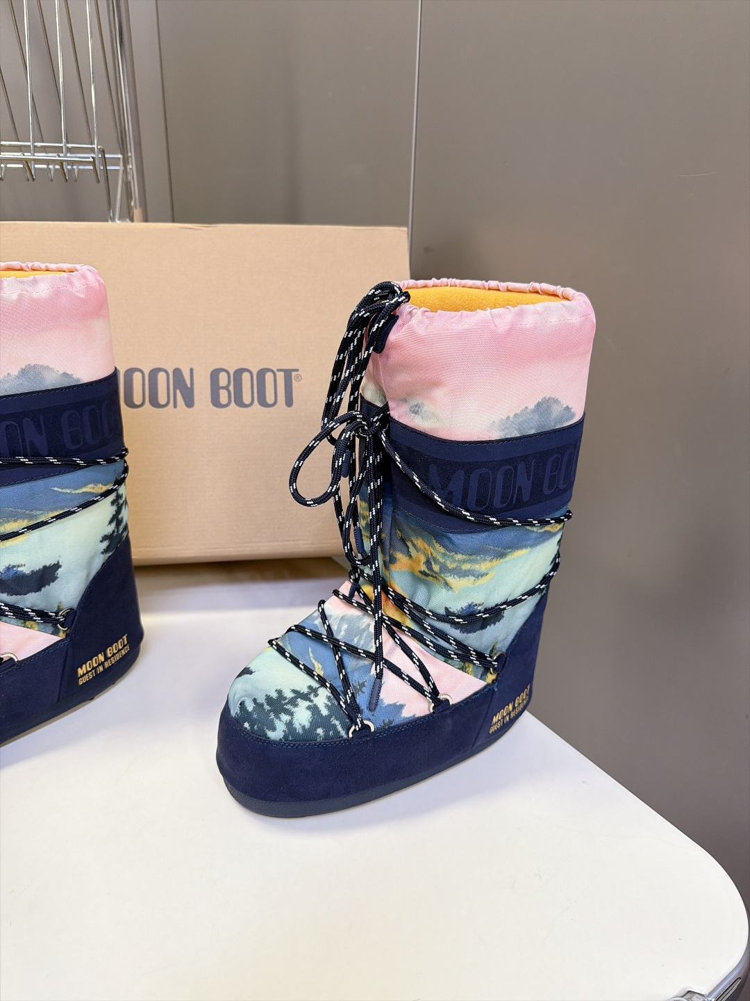 Moon Boot 秋冬最新款雪地靴 丑萌滑雪鞋 超多明星网红种草 秋冬滑雪必备款 现在有一款更另类的雪地靴又杀回来了 Moon Boot 秋冬最新款雪地靴 丑萌滑雪鞋 超多明星网红种草 秋冬滑雪必备款 现在有一款更另类的雪地靴又杀回来了