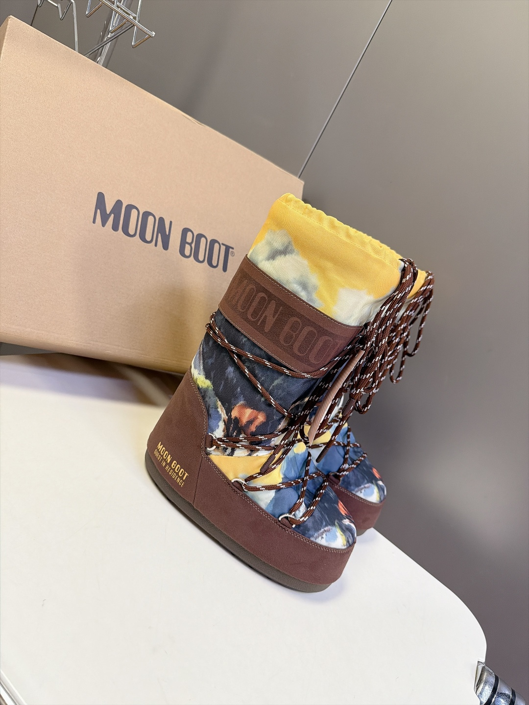 Moon Boot 秋冬最新款雪地靴 丑萌滑雪鞋 超多明星网红种草 秋冬滑雪必备款 现在有一款更另类的雪地靴又杀回来了 