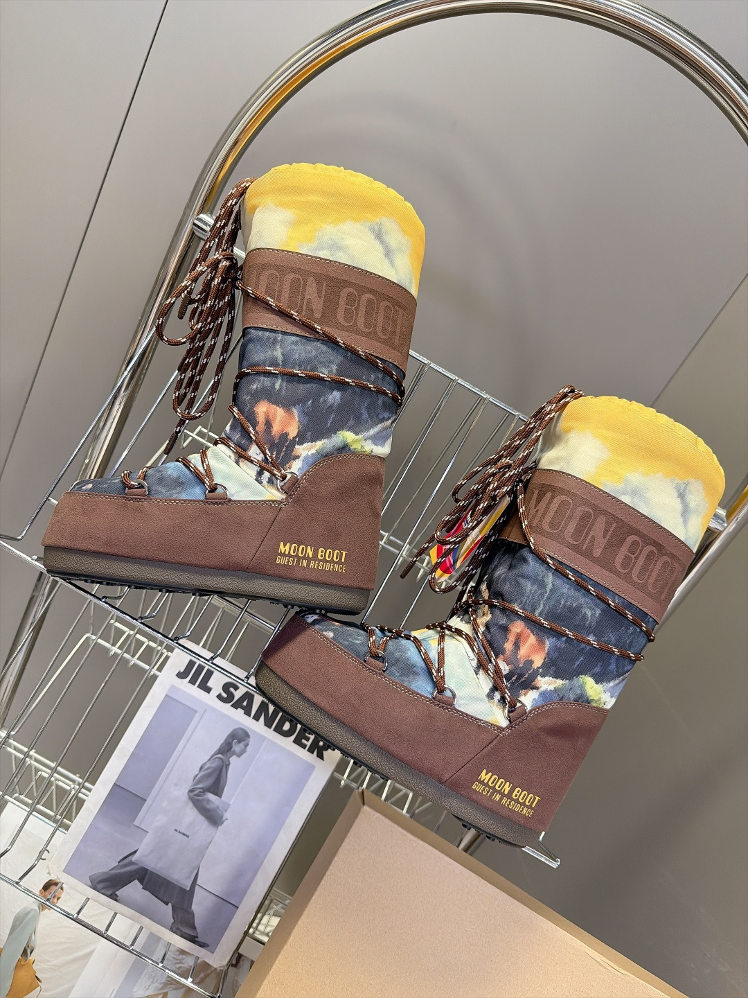 Moon Boot 秋冬最新款雪地靴 丑萌滑雪鞋 超多明星网红种草 秋冬滑雪必备款 现在有一款更另类的雪地靴又杀回来了 