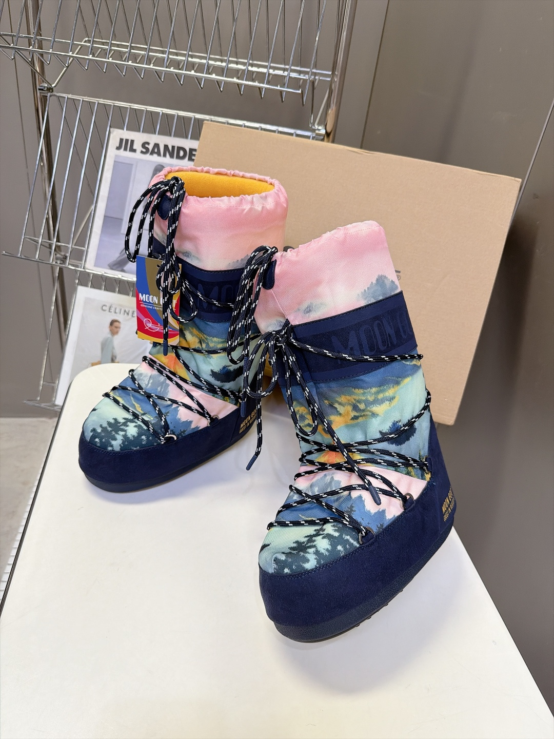 Moon Boot 秋冬最新款雪地靴 丑萌滑雪鞋 超多明星网红种草 秋冬滑雪必备款 现在有一款更另类的雪地靴又杀回来了 Moon Boot 秋冬最新款雪地靴 丑萌滑雪鞋 超多明星网红种草 秋冬滑雪必备款 现在有一款更另类的雪地靴又杀回来了