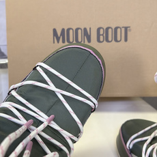 Moon Boot 秋冬最新款雪地靴 丑萌滑雪鞋 超多明星网红种草 秋冬滑雪必备款 现在有一款更另类的雪地靴又杀回来了 Moon Boot 秋冬最新款雪地靴 丑萌滑雪鞋 超多明星网红种草 秋冬滑雪必备款 现在有一款更另类的雪地靴又杀回来了