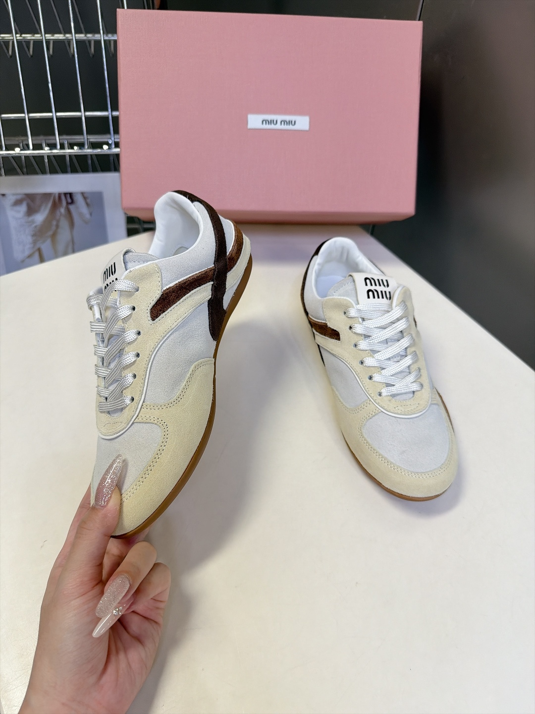 MiuMiu缪缪最新走秀款复古休闲鞋 德训鞋 官方秀场出镜率最高的单品 超多明星时尚博主种草 miu系穿搭还是一如既往的 MiuMiu缪缪最新走秀款复古休闲鞋 德训鞋 官方秀场出镜率最高的单品 超多明星时尚博主种草 miu系穿搭还是一如既往的