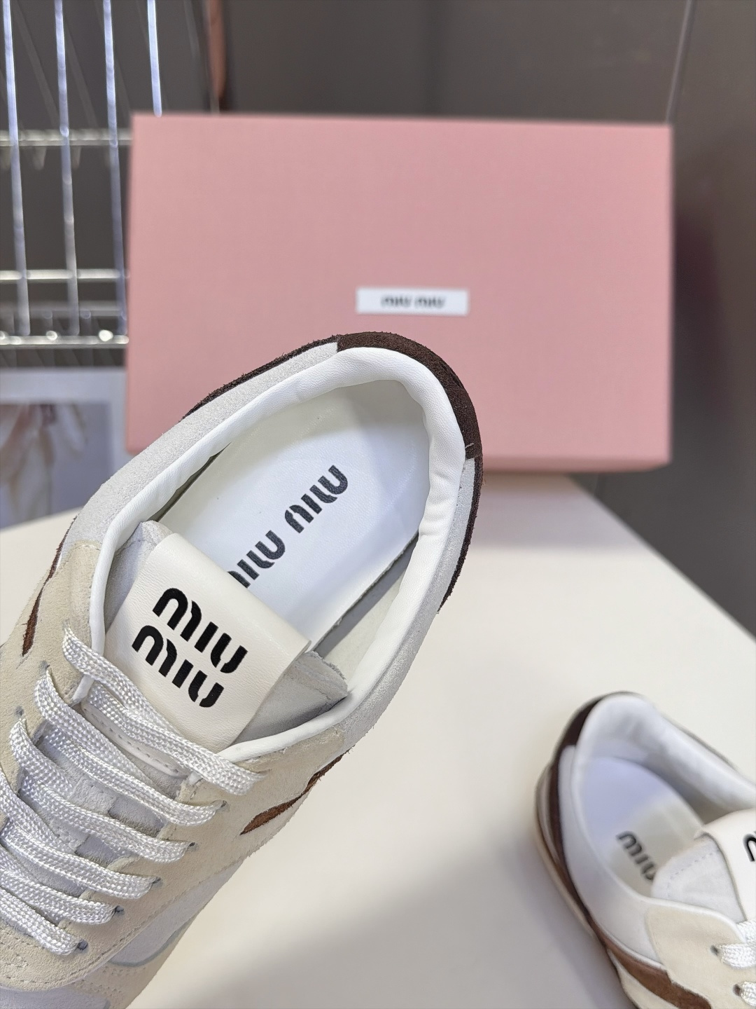 MiuMiu缪缪最新走秀款复古休闲鞋 德训鞋 官方秀场出镜率最高的单品 超多明星时尚博主种草 miu系穿搭还是一如既往的 MiuMiu缪缪最新走秀款复古休闲鞋 德训鞋 官方秀场出镜率最高的单品 超多明星时尚博主种草 miu系穿搭还是一如既往的