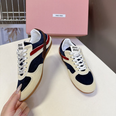 MiuMiu缪缪最新走秀款复古休闲鞋 德训鞋 官方秀场出镜率最高的单品 超多明星时尚博主种草 miu系穿搭还是一如既往的 MiuMiu缪缪最新走秀款复古休闲鞋 德训鞋 官方秀场出镜率最高的单品 超多明星时尚博主种草 miu系穿搭还是一如既往的