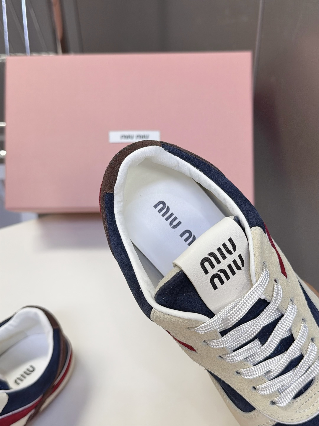 MiuMiu缪缪最新走秀款复古休闲鞋 德训鞋 官方秀场出镜率最高的单品 超多明星时尚博主种草 miu系穿搭还是一如既往的 MiuMiu缪缪最新走秀款复古休闲鞋 德训鞋 官方秀场出镜率最高的单品 超多明星时尚博主种草 miu系穿搭还是一如既往的