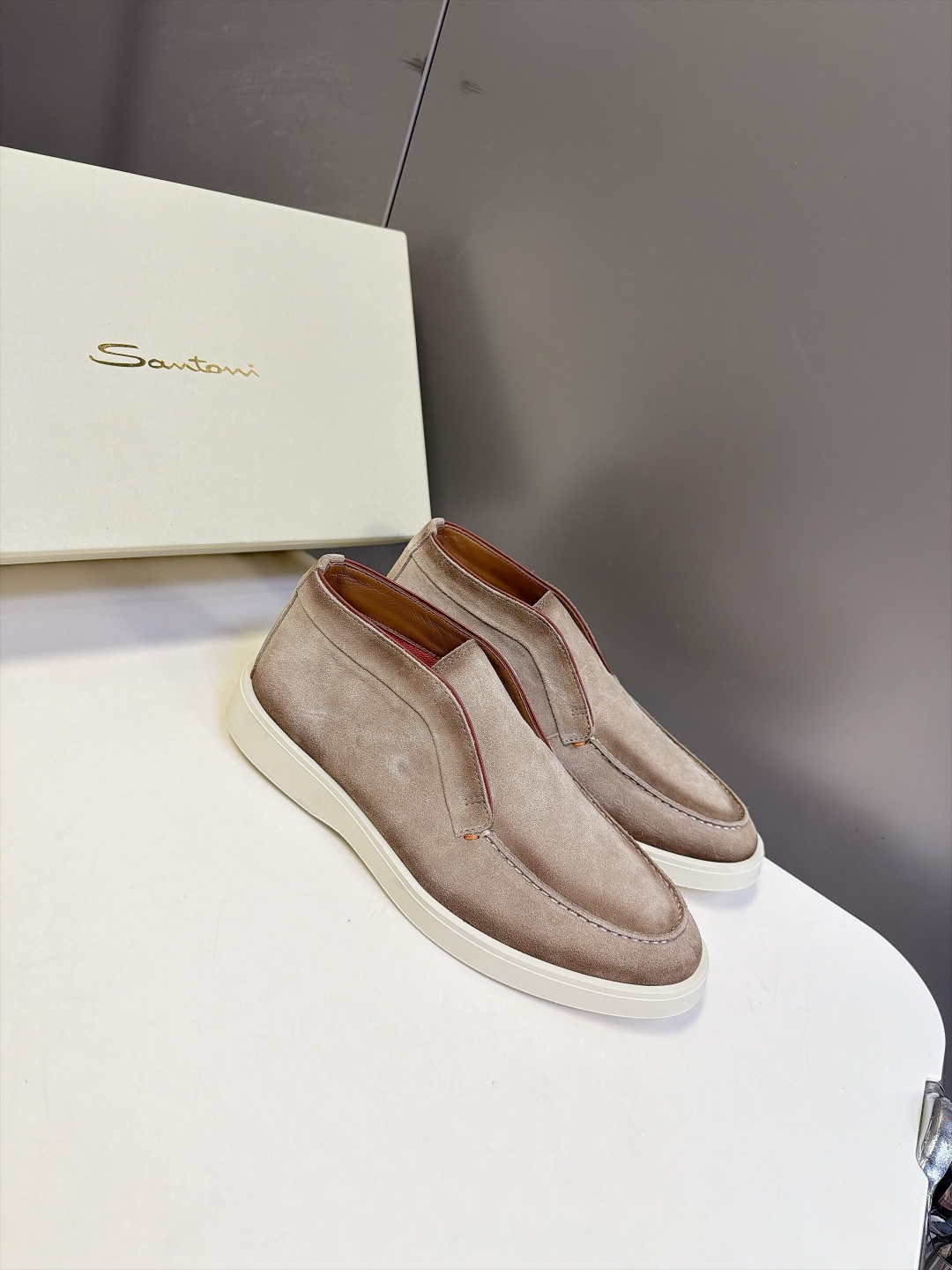 Santoni 圣东尼老钱风高帮无套脚切尔西休闲靴 超多明星网红种草 Santoni新款高帮一脚蹬切尔西 延续品牌标志性 Santoni 圣东尼老钱风高帮无套脚切尔西休闲靴 超多明星网红种草 Santoni新款高帮一脚蹬切尔西 延续品牌标志性