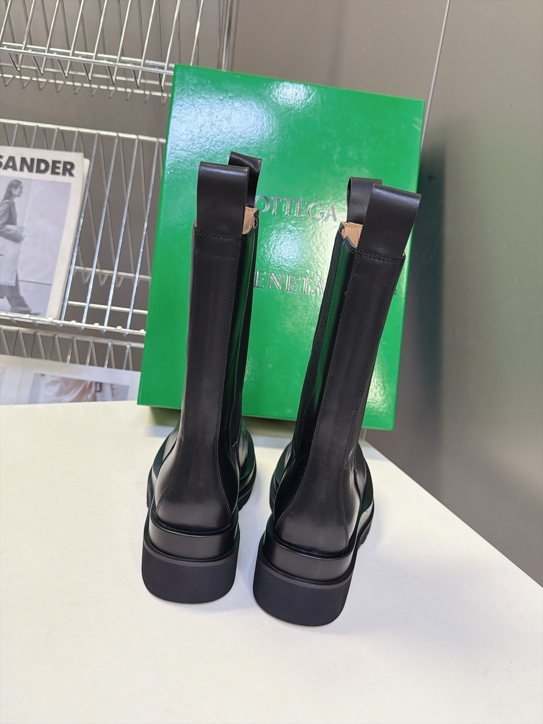 Bottega Veneta葆蝶家最新款厚底切尔西靴 超多明星网红种草 经典BV切尔西靴 圆润大头鞋型 自带极简高级调性