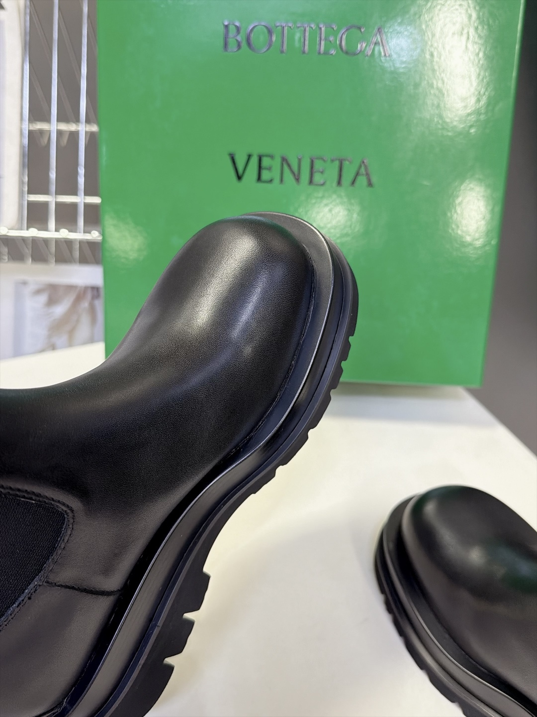 Bottega Veneta葆蝶家最新款厚底切尔西靴 超多明星网红种草 经典BV切尔西靴 圆润大头鞋型 自带极简高级调性