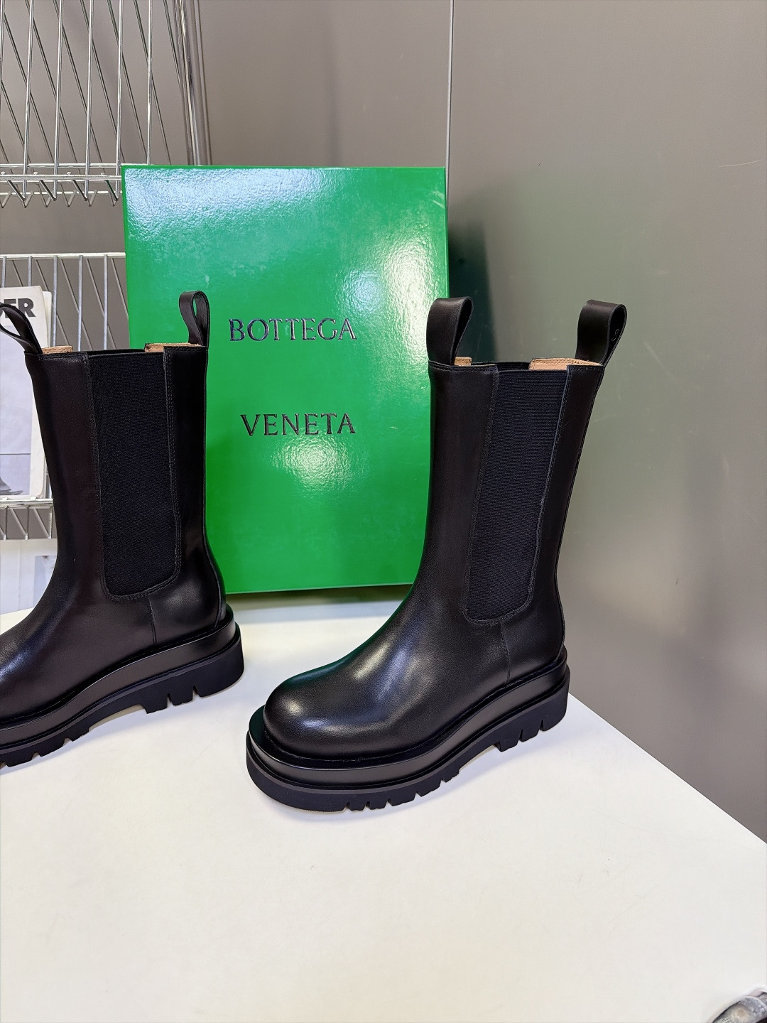 Bottega Veneta葆蝶家最新款厚底切尔西靴 超多明星网红种草 经典BV切尔西靴 圆润大头鞋型 自带极简高级调性