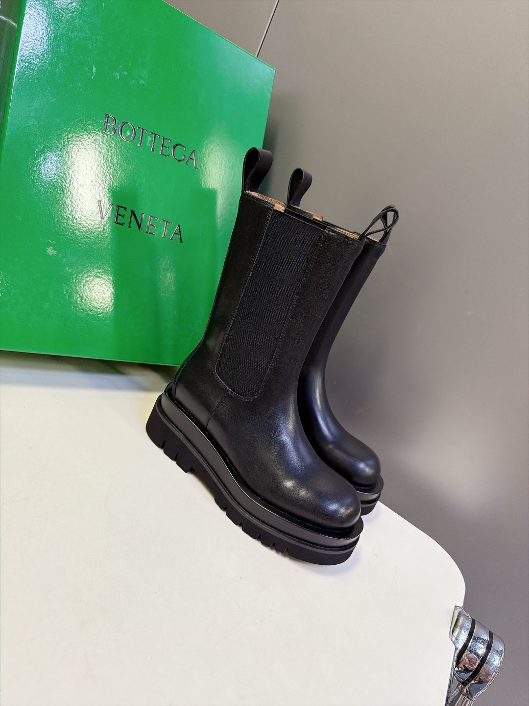 Bottega Veneta葆蝶家最新款厚底切尔西靴 超多明星网红种草 经典BV切尔西靴 圆润大头鞋型 自带极简高级调性