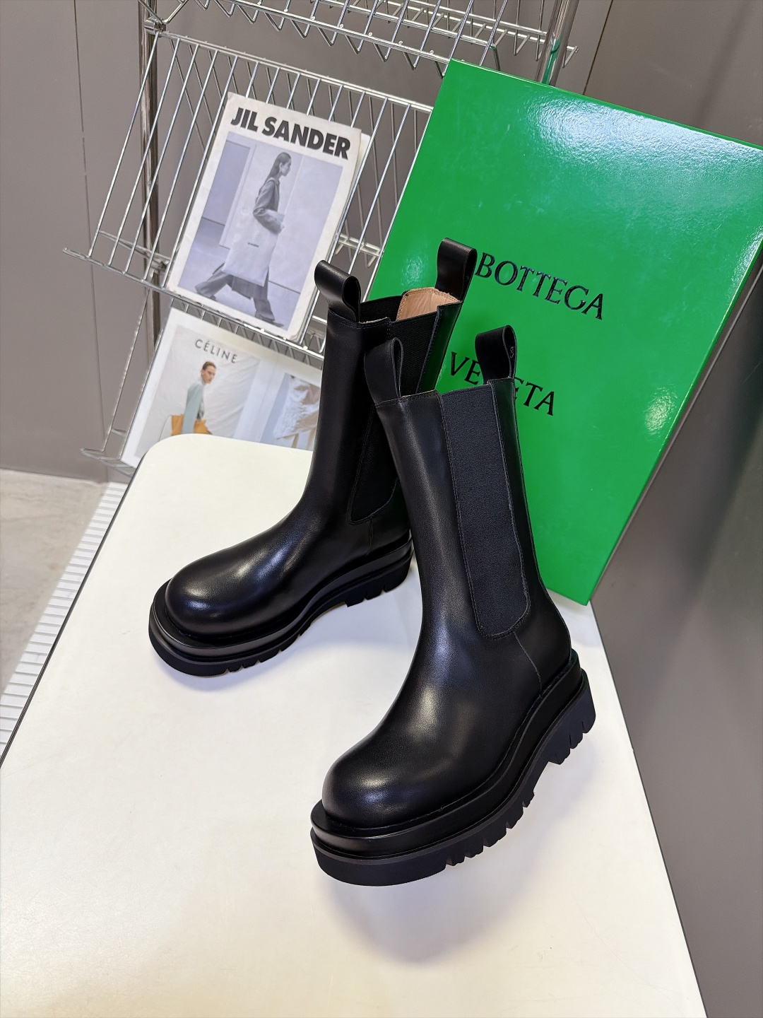 Bottega Veneta葆蝶家最新款厚底切尔西靴 超多明星网红种草 经典BV切尔西靴 圆润大头鞋型 自带极简高级调性