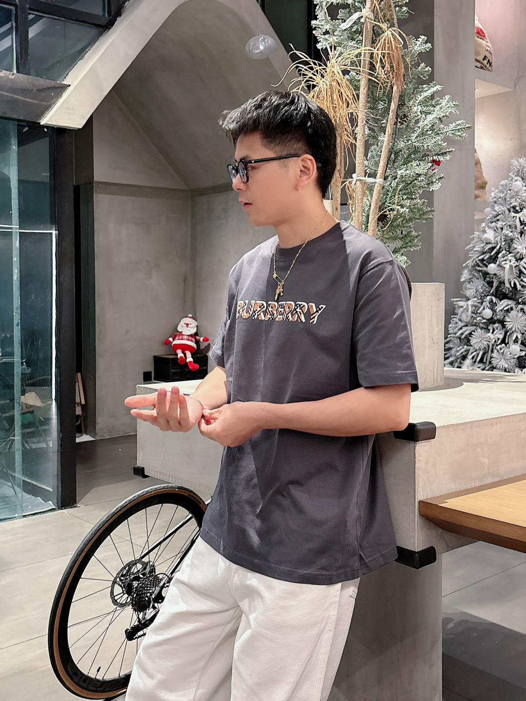 NO:119011,2025 spring and summer new round neck short-sleeved BURB big logo original fabric official same style short-sleeved T-shirt custom fabric very comfortable to touch The latest brick cabinet in spring and summer synchronized fashion and personality Super versatile and beautiful, very suitable for both men and women, essential models for everyone Color: Black Gray White Size S-2XL,,burberry,T-shirt,tees,t-shirt,alexander wang198609092025春夏新款圆领短袖BURB大Logo原版面料 官方同款 短袖T恤 定制面料 手感非常舒服  春夏最新砖柜同步 时尚又个性 超级百搭好看 男女都非常合适 人手必备款 颜色: 黑色 灰色 白色 尺码S-2XL,,burberry,T-shirt,tees，t-shirt,alexander wang,Men's clothing