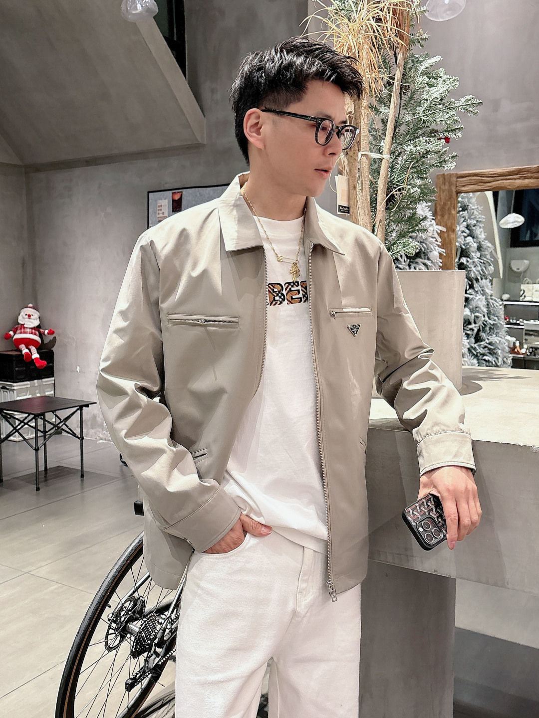 NO:119016,PR 2025 early spring new model is available, original single ruthless product, imported Italian fabrics, fashionable jacket and windbreaker jacket. The upper body is more casual and elegant, and the counter original hardware is luxurious and high-end customized accessories new work!  Classic triangular embellishment design, original auxiliary materials, extreme luxury!  Soft and comfortable. The upper body is so handsome!  Suitable for any scene!  Size M-XXXL,,jackets & coats,jackets & coats,alexander wang19860909PR 2025早春新款上市 原单狠货 意大利进口面料时尚夹克风衣外套.上身更随意大方,专柜原版五金奢华高档定制配饰新作！经典三角标点缀设计,原版辅料,奢华极致！柔软舒适.上身爆帅！适合任意场景！ 尺码M-XXXL,,jackets & coats,jackets & coats,alexander wang,Men's clothing