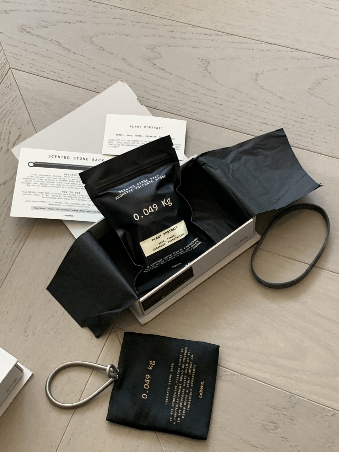 NO:879312,The texture is here. Pure black comes with high-end packaging material. You can use it with confidence. Each piece is 49g. The fragrance lasts about 3 months. Car aromatherapy. Home fragrance. Candles.19860909质感放在这里 纯黑色自带高级 包装材质放心使用 单个49g 留香时间约3个月左右,车载香薰.居家香氛.蜡烛,accessory