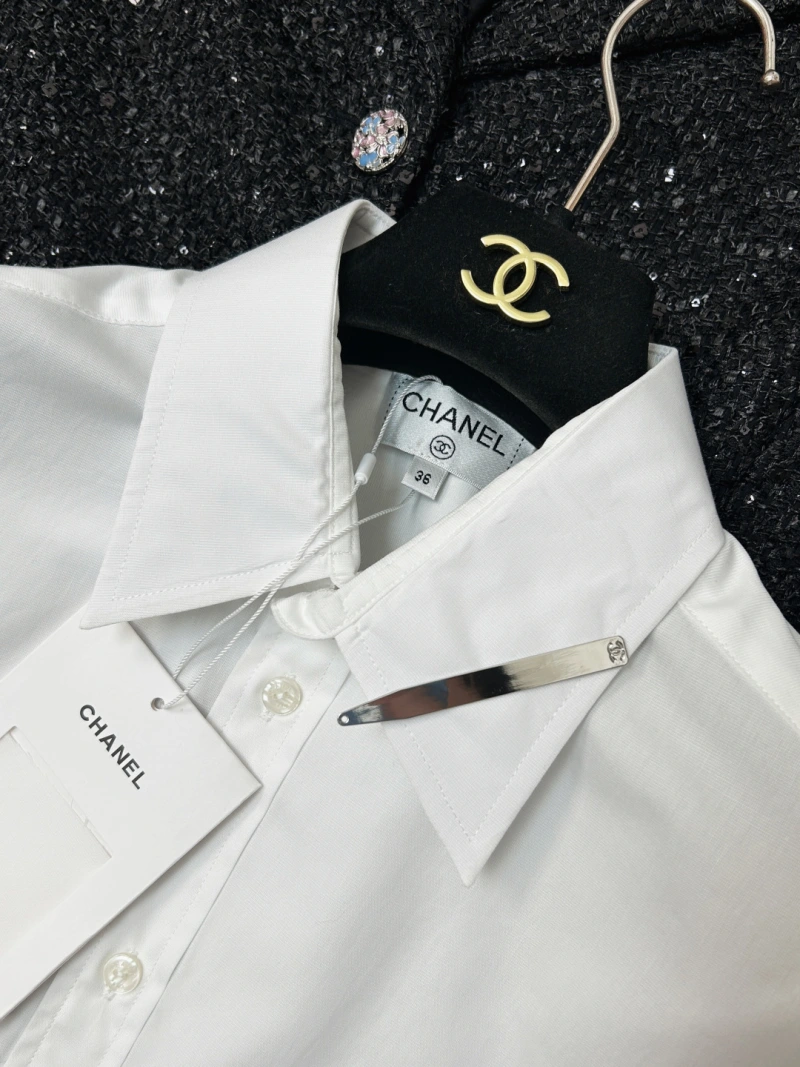 Белая рубашка с металлическим декором на воротнике Chanel