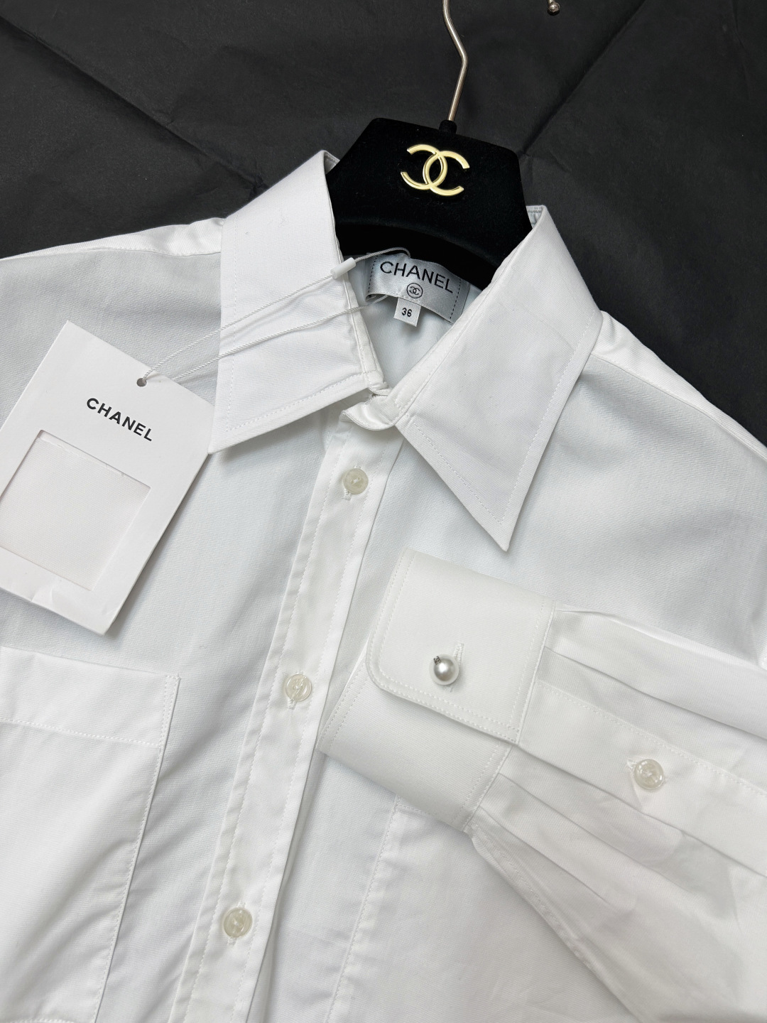 Белая рубашка CHANEL с жемчужными деталями