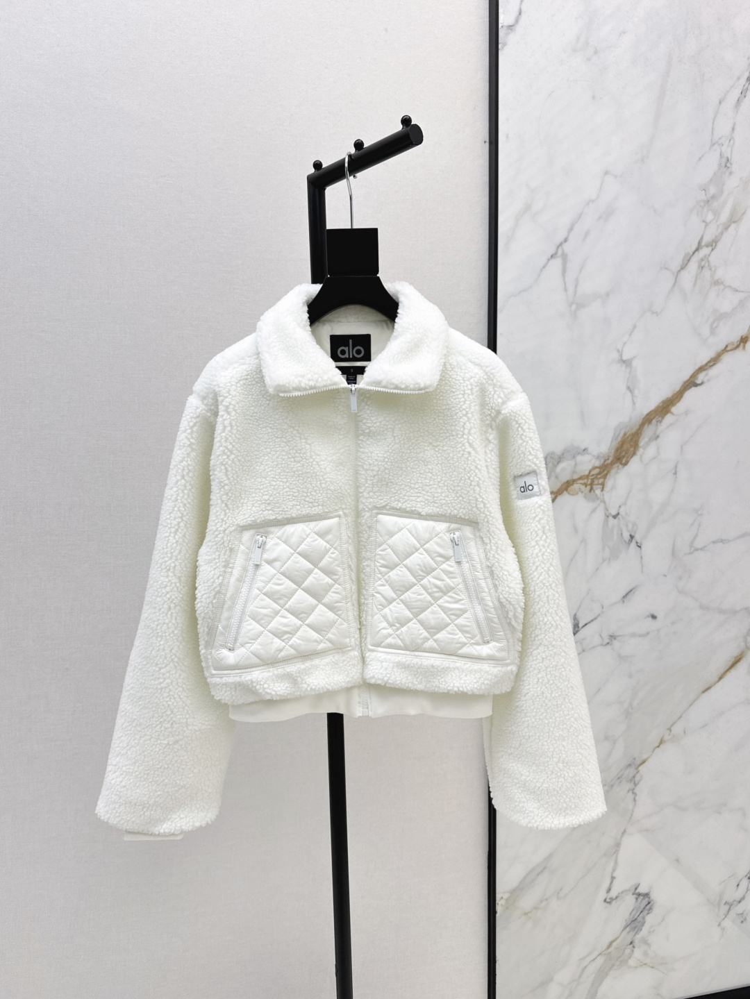 NO:294538,The same style as Jin Jisoo, fashionable and niche design 24Ss———The latest super beautiful plush zipper jacket in autumn and winter. A must-have style for everyone in winter. The spliced ​​threaded upper body really makes you look taller. It is easy to match. It is lazy and casual. The plush fabric is also very warm. The spliced ​​diamond has a more design feel. It has a little sporty style and is very age-reducing. SML is on sale in stock, Jackets & coats, alexander wang19860909金智秀同款 时髦小众设计 24Ss————秋冬最新款超级好看的毛绒拉链外套 冬天每个人都必备的款式 拼接螺纹短款上身真的巨显高 很好搭配 随意慵懒休闲 毛绒面料也很保暖 拼接了菱格更有设计感 带有一点运动风 很减龄 现货发售sml,,jackets & coats,alexander wang,Women's clothing