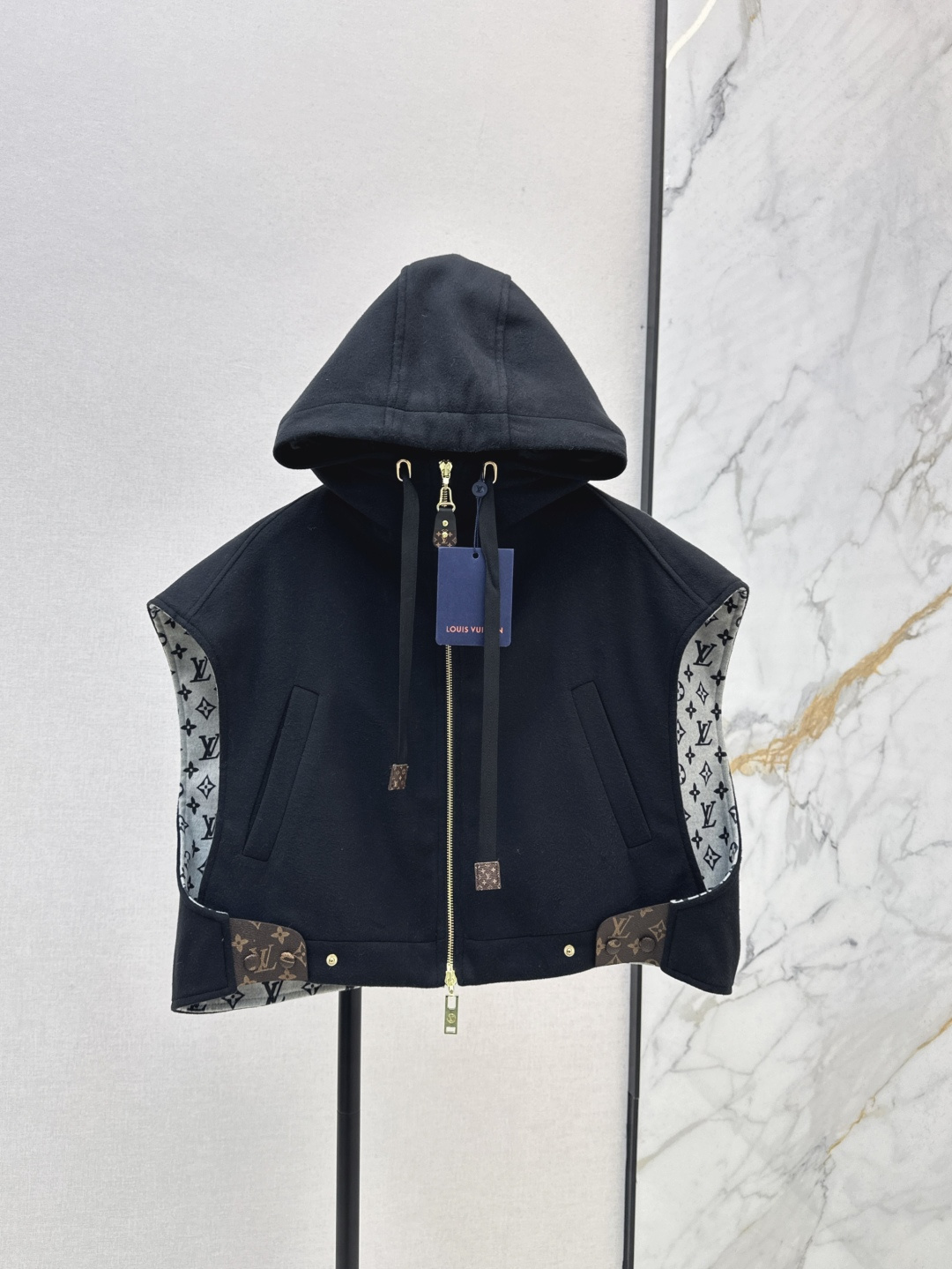 NO:294532,L Home 24Ss———The latest hooded vest jacket with autumn and winter, extremely elegant, a vest suitable for everyday shopping or workplace party, exudes high-end temperament and is more fashionable and has a huge and fashionable highlight. The inner logo design is also very love. SML is available in stock,,louis vuitton, jackets & coats,hats,alexander wang19860909L家 24Ss———秋冬最新款带帽马甲外套 优雅至极 日常逛街或者职场Party都很适合的一件马甲 散发着高级气质 同时更巨时髦亮点 内里Logo设计也超级爱 一色现货发售sml,,louis vuitton,jackets & coats,hats,alexander wang,Women's clothing