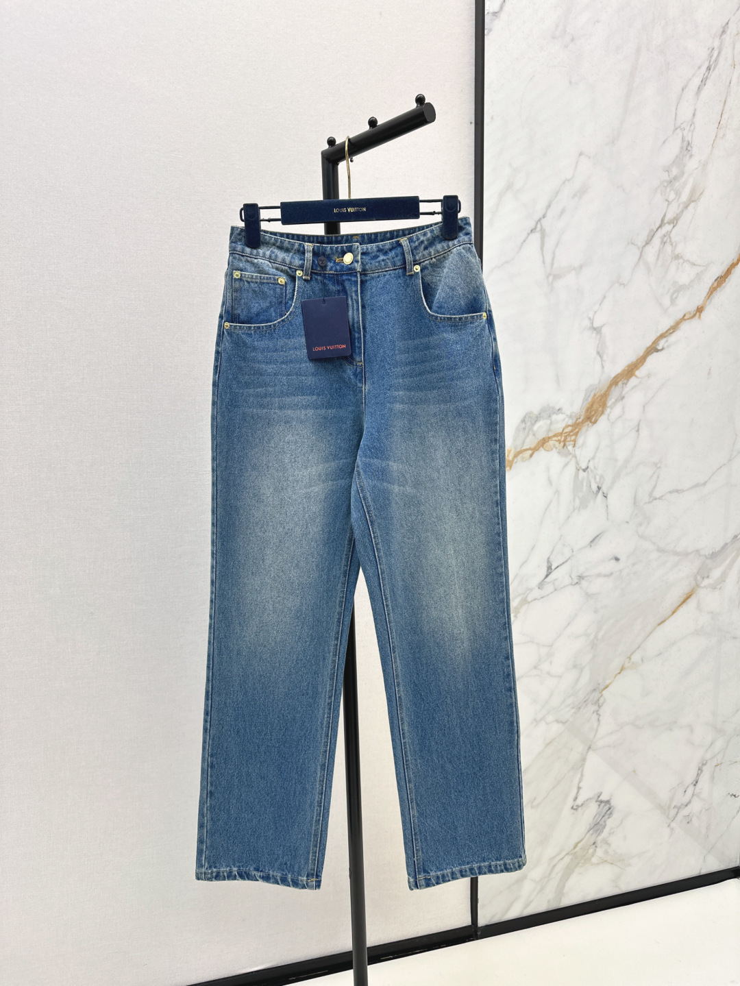 NO:294526,L Home 24Ss———————The latest denim jacket   skirt   trousers in the early spring. The personalized tone is cool and cool. The texture is delicate. The cotton feels natural. It has both bones and softness. Super beautiful. The details are super good. The workmanship is developed in one color. SML is available in stock,,louis vuitton, skirts, jackets & coats,alexander wang19860909L家 24Ss————早春最新款牛仔一系列牛仔外套 半裙 长裤 个性色调上身又酷又飒爽 纹理细腻 棉感自然 既有筋骨感又不失柔软 超级漂亮 细节做工超级好 一色分开发 现货发售sml,,louis vuitton,skirts,jackets & coats,alexander wang,Women's clothing