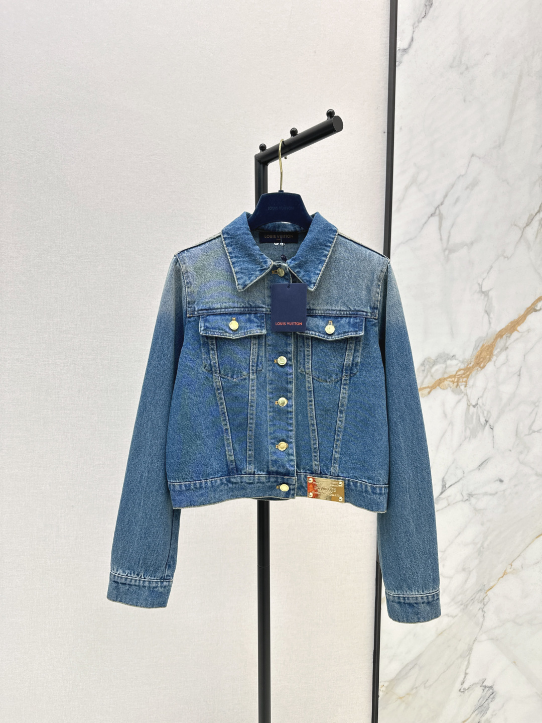 NO:294397,L Home 24Ss———————The latest denim jacket   skirt   trousers in the early spring. The personalized tone is cool and cool. The texture is delicate. The cotton feels natural. It has both bones and softness. Super beautiful. The details are super good. The workmanship is developed in one color. SML is available in stock,,louis vuitton, skirts, jackets & coats,alexander wang19860909L家 24Ss————早春最新款牛仔一系列牛仔外套 半裙 长裤 个性色调上身又酷又飒爽 纹理细腻 棉感自然 既有筋骨感又不失柔软 超级漂亮 细节做工超级好 一色分开发 现货发售sml,,louis vuitton,skirts,jackets & coats,alexander wang,Women's clothing