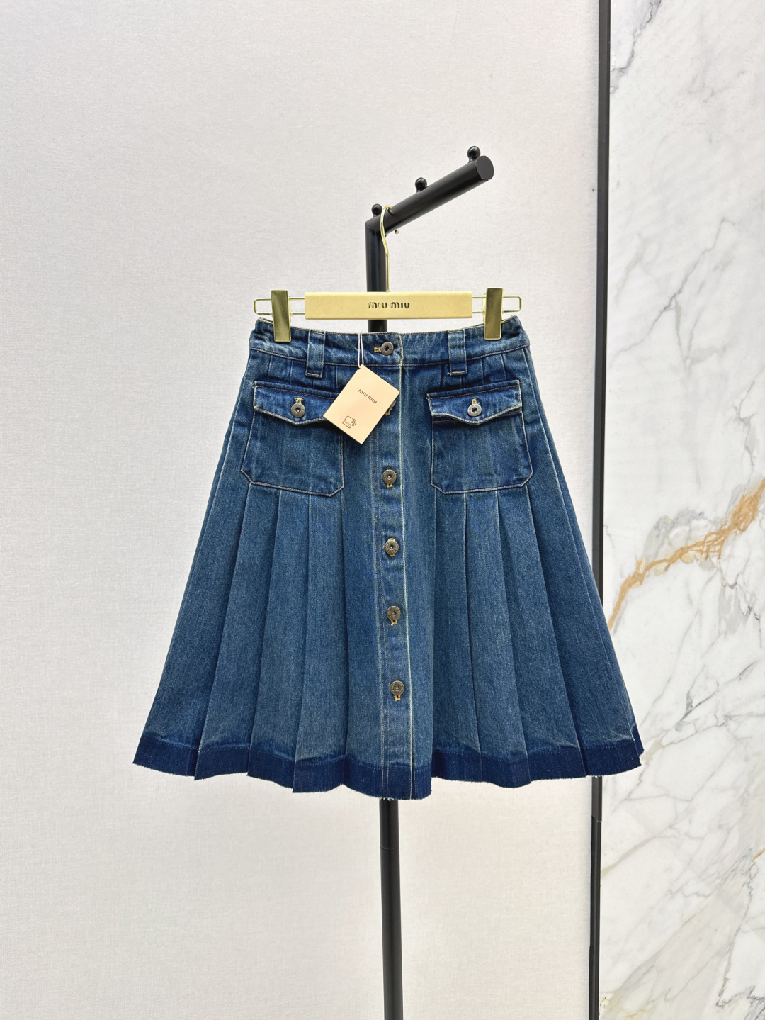 NO:294393,Short-sleeved Miu24Ss jacket——————The latest denim suit denim jacket   pleated skirt in early spring. Personalized tone is cool and cool. The texture is delicate and the cotton feels natural. It has both bones and softness. Super beautiful. The details are super good. The workmanship is developed in one color. SML, miumiu, skirts, jackets & coats, T-shirt, alexander wang.19860909外套短袖Miu24Ss————早春最新款牛仔套装牛仔外套 压褶半裙 个性色调上身又酷又飒爽 纹理细腻 棉感自然 既有筋骨感又不失柔软 超级漂亮 细节做工超级好 一色分开发 现货发售sml,,miumiu,skirts,jackets & coats,T-shirt,alexander wang,Women's clothing