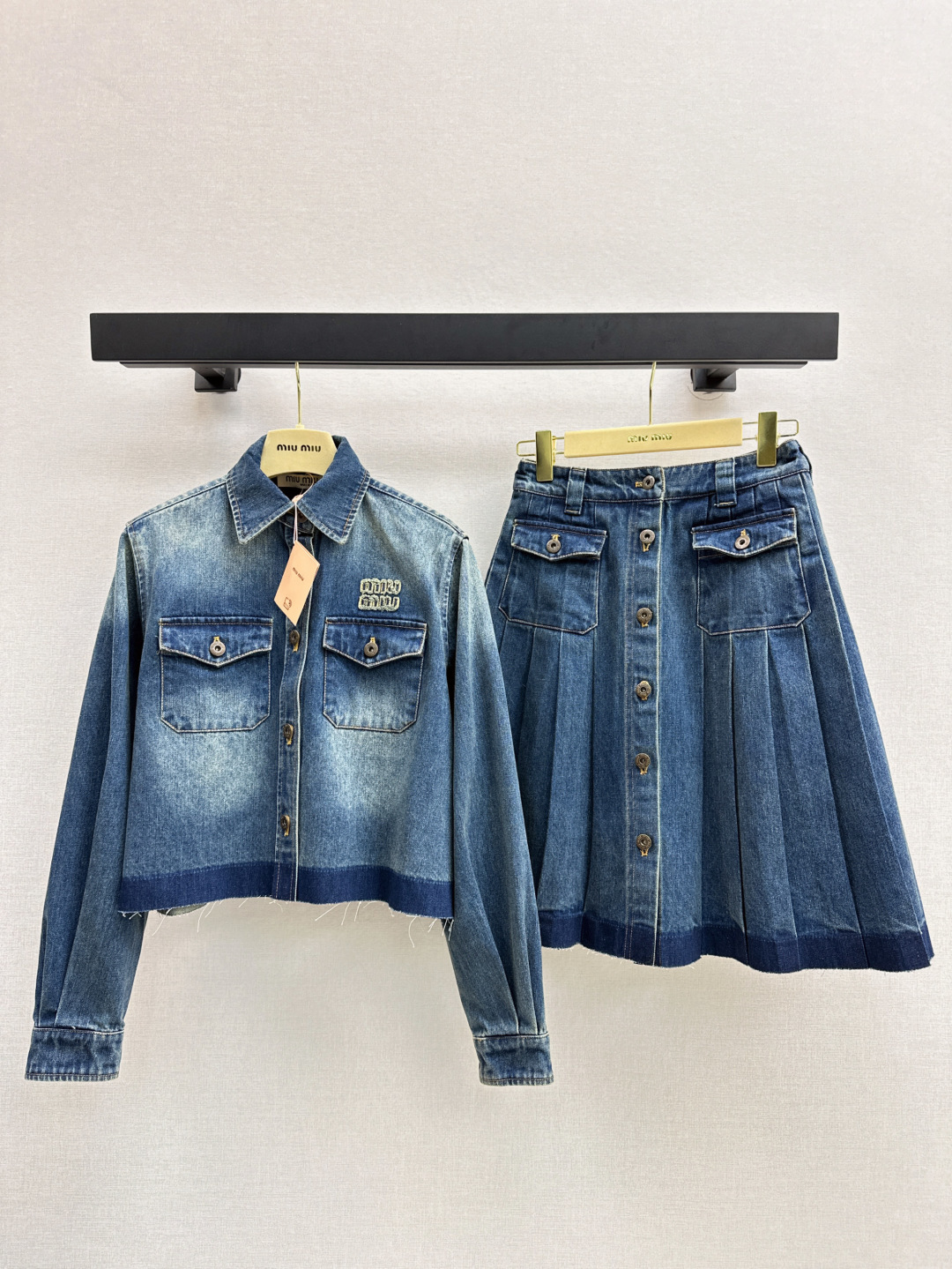 NO:294389,Jacket Skirt Miu24Ss—————The latest denim suit denim jacket   pleated skirt. Personalized tone, cool and cool, delicate texture, natural cotton feel, both skewed and soft, super beautiful, super good details, one color, separate development, spot sale sml,,miumiu, skirts, jackets & coats,alexander wang19860909外套半裙Miu24Ss————早春最新款牛仔套装牛仔外套 压褶半裙 个性色调上身又酷又飒爽 纹理细腻 棉感自然 既有筋骨感又不失柔软 超级漂亮 细节做工超级好 一色分开发 现货发售sml,,miumiu,skirts,jackets & coats,alexander wang,Women's clothing