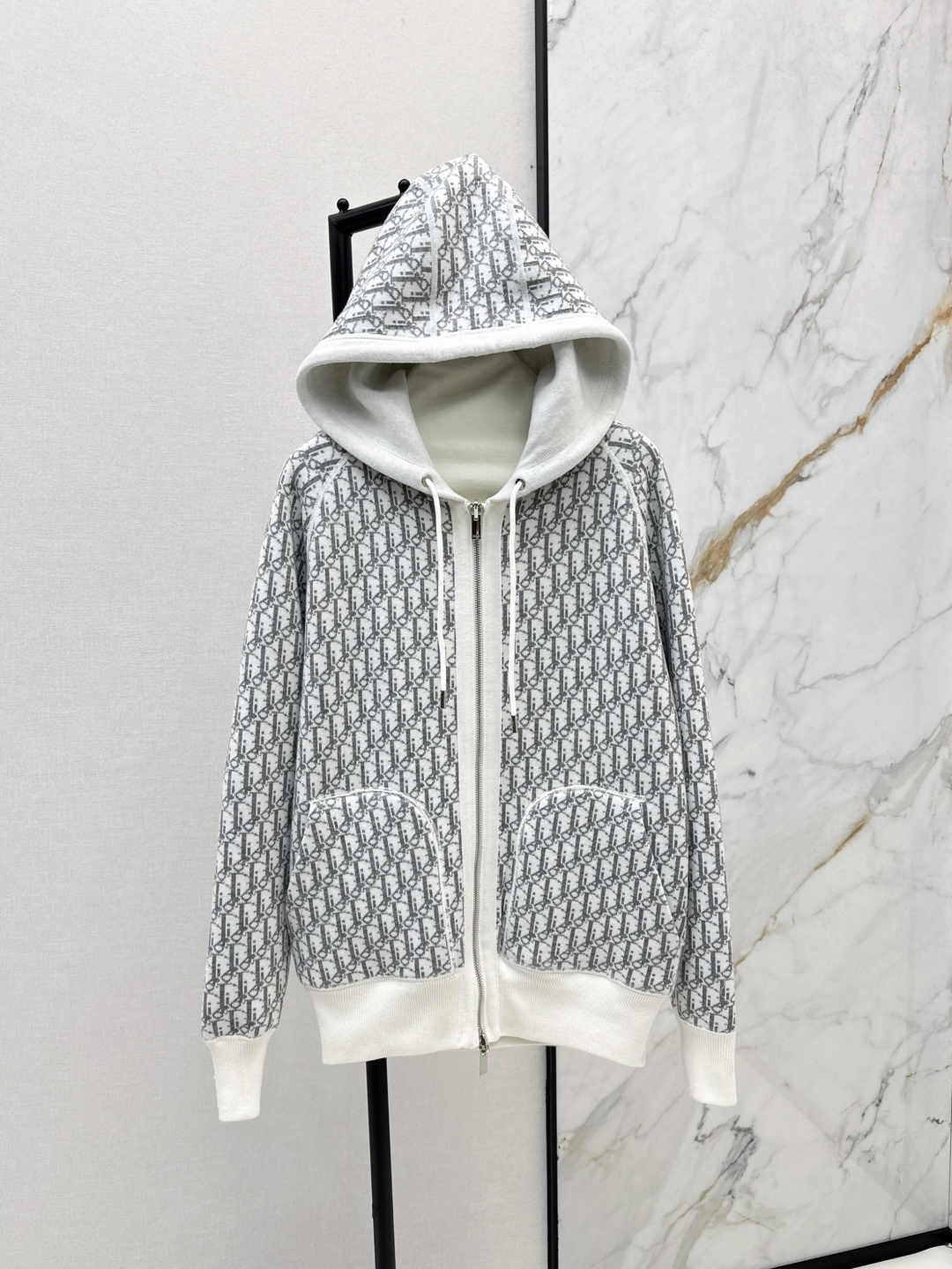 NO:294375,The hot product returns CD 24Ss—————The latest model for men and women in the early spring, the new version of the same style for men and women, the new version of the white and gray color matching presbyopia logo zipper cashmere jacket letter jacquard weaving craftsmanship luxurious and handsome hooded design fashionable and high-end white and beautiful must-have classic style not picky about people, the upper body looks huge and slim, Swiss machine embroidery sewing tray crafts imported cashmere yarn double-sided jacquard fabric, highly recommended items, one color is available in stock sml,, jackets & coats,hats,alexander wang19860909爆款回归 CD 24Ss————早春最新款男女同款新版白灰配色老花logo拉链羊绒外套字母提花织纹工艺奢华帅气 连帽设计时髦又高级 白富美必入 经典版型不挑人上身巨显瘦 瑞士机刺绣缝盘工艺 进口羊绒纱线双面提花面料 强烈推荐单品 一色现货发售sml,,jackets & coats,hats,alexander wang,Women's clothing