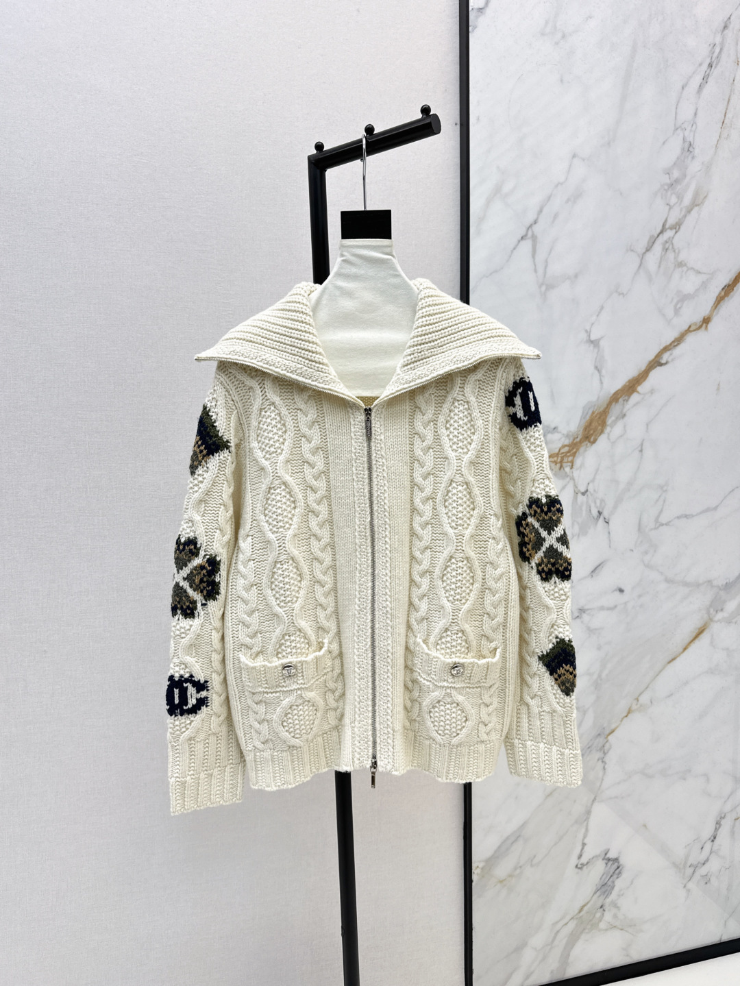 NO:294370,Exclusive first release C home 24Ss——————The latest autumn and winter Coconeige ski series double-zipper design cashmere jacket with a very winter atmosphere hook pattern. Large lapel classic double pocket age-reducing and fashionable imported wool yarn thick texture. Positioning heavy industry hook edge inlay pattern decoration. Literary and art style loose style. Not picky about people and look huge and slim. Customized metal buckle accessories. Two-color spot sml, chanel, jackets & coats, alexander wang19860909独家首发 C家 24Ss—————秋冬最新款Coconeige滑雪系列双开拉链设计羊绒外套非常有冬日氛围感的勾花图案 大翻领经典双口袋减龄又时髦 进口羊毛纱线质感厚实 定位重工勾边嵌花图案装饰 文艺学院风穿搭宽松版型 不挑人上身巨显瘦 定制金属扣配件 两色现货发售sml,,chanel,jackets & coats,alexander wang,Women's clothing