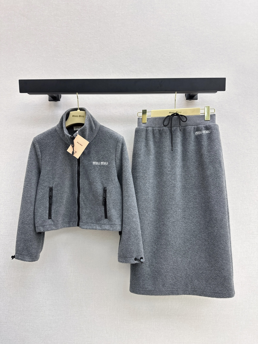 NO:294378,A set of matching Miu style outfit Miu 24Ss———The latest high-end gray pellet fleece suit in autumn and winter, small short stand-up collar jacket jacket   elastic mid-length skirt, full of slackness and full of fashion, custom granular fleece fabric, very high-end color, can reduce age and be cool and handsome, silhouette short jacket, which makes it look taller and not picky, skirts are also very good to wear alone, one set is available in stock, sml, miumiu, skirts, jackets & coats, jackets & coats, alexander wang19860909一套搭配 缪式穿搭 Miu 24Ss————秋冬最新款高级灰颗粒绒套装小短款立领夹克外套 松紧腰中长款半裙 松弛感满满 洋气十足 采用定制颗粒绒面料 颜色很高级 可减龄可酷帅 廓型短款外套 显高不挑人 半裙单穿也很好看 一套出 一色现货发售sml,,miumiu,skirts,jackets & coats,jackets & coats,alexander wang,Women's clothing