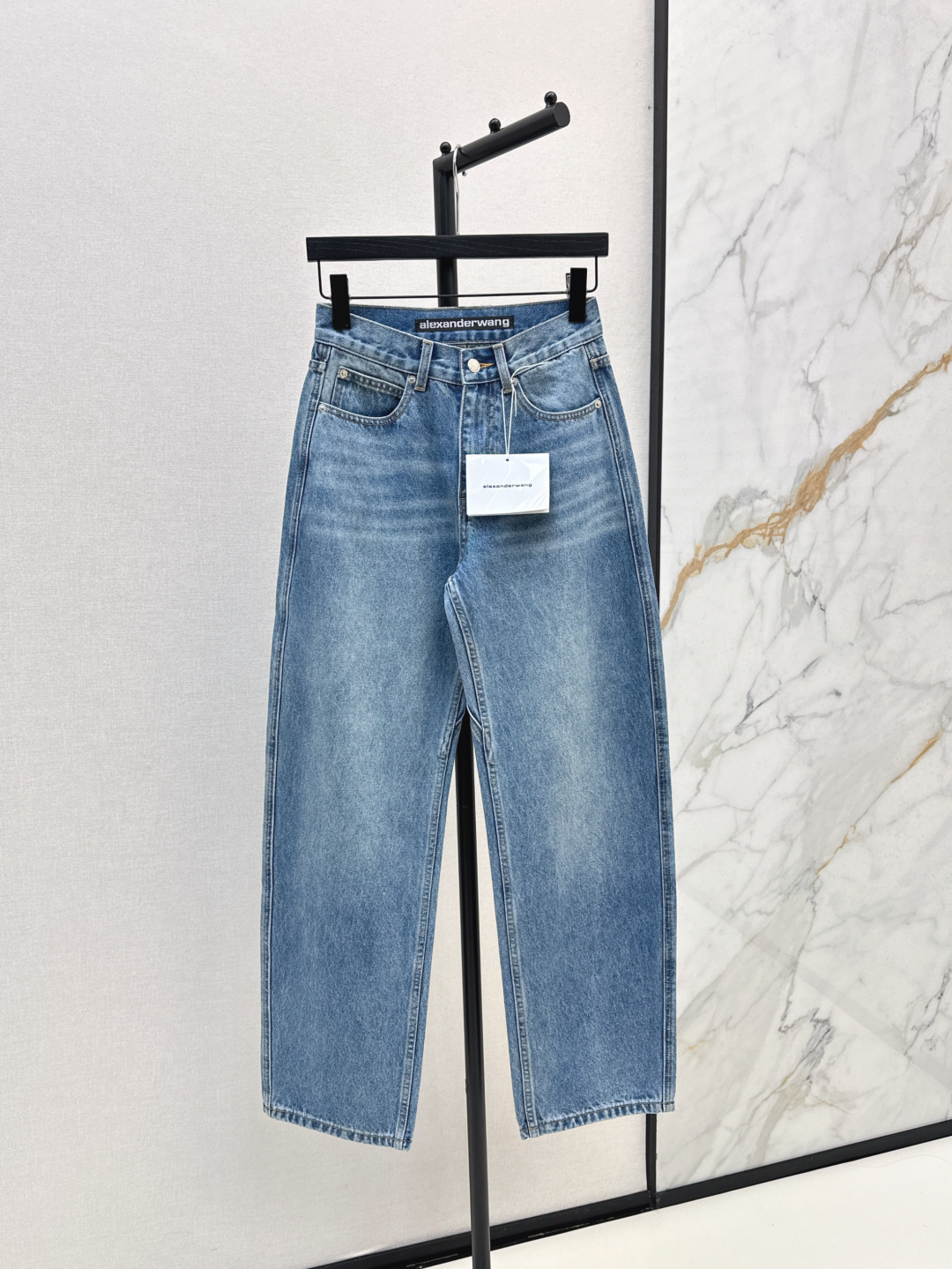 NO:294373,Exclusive model ~AW 25Ss—————The latest style of old washing jeans in early spring. The proportion of the lower body is extended. The upper body instantly has the déjà vu. The back pocket logo leather brand decoration. The overall design looks lazy and casual. Imported denim fabric. The crisp and texture are online. SML is available in stock, jeans, alexander wang19860909独家款 ～AW 25Ss————早春最新款做旧洗水牛仔裤 拉长下半身的比例 上身瞬间拥有大长腿的既视感 后背口袋logo皮牌装饰 整体的而设计显得慵懒随性 进口牛仔面料 挺括感和质感都在线 一色现货发售sml,,jeans,alexander wang,Women's clothing