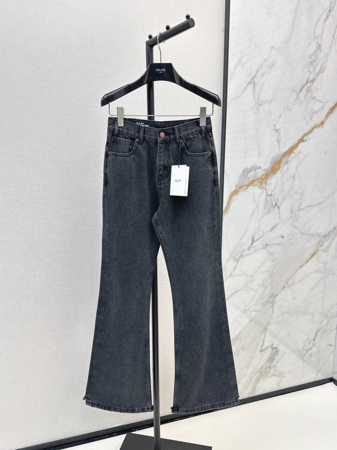 NO:294368,High-scoring items CE 25Ss————The latest model of micro-flare jeans in early spring, high-waist hip-packing style, the fabric is elastic and comfortable enough to be worn as leggings, the upper body is versatile enough, the back logo leather brand is eye-catching, logo hardware and customized leather brand details, one-color spot-on sml, jeans, alexander wang19860909高分单品 CE 25Ss———早春最新款微喇牛仔裤 高腰包臀版型 面料有弹性舒服到可以当打底裤穿哦 上身足够百搭 后背logo皮牌吸睛感 logo五金和定制皮牌细节 一色现货发售sml,,jeans,alexander wang,Women's clothing