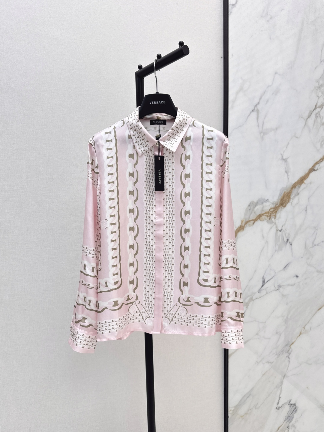 NO:294363,Recommended for the explosive order Ver 25Ss———The latest autumn and winter beauty Venus positioning printed silk shirt with high-end aging style full of high-end style, 100% silk twill, Medusa metal buckle is super beautiful, original positioning printed pattern, classic style is not picky, retro, fashionable and high-end items, super slim on the upper body!  One-size spot sale sml,shirts,real silk,alexander wang19860909爆单推荐 Ver 25Ss———秋冬最新款美神维纳斯定位印花真丝衬衫高级气息满满的减龄色系 百分百真丝斜纹绸 美杜莎金属扣超美 原版定位印花图案 经典版型不挑人 复古时髦又高级的单品 上身超显瘦！一色现货发售sml,,shirts,real silk,alexander wang,Women's clothing