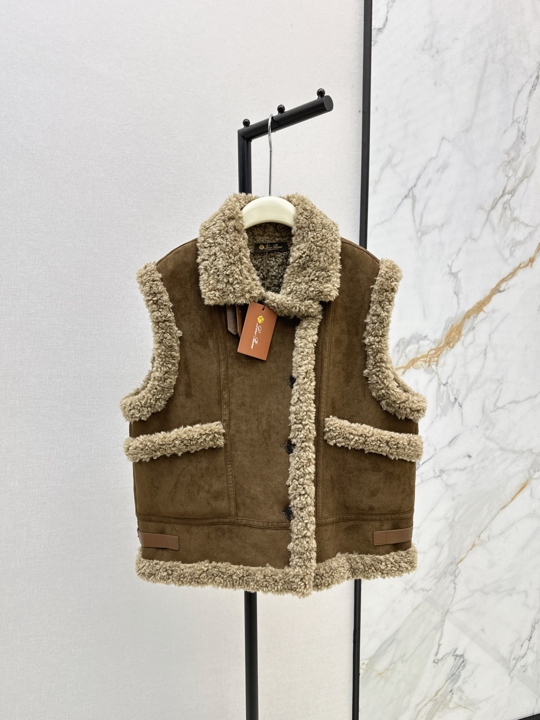 NO:294358,Warm plus points LP 24Ss———The latest environmentally friendly fur integrated vest H-silhouette vest design in autumn and winter, fashionable and casual style, silhouetted and moderate loose style, easy to show high and hide meat, rich visual sense, simple and elegant, a very high-end visual sense, two colors sm and two codes, on-site, loro piano, alexander wang19860909温暖加分 LP 24Ss———秋冬最新款环保皮毛一体马甲H廓形马甲设计 时髦休闲风 廓而有度的松量版型 轻松显高藏肉 视觉感很丰富 简约大方 一整很高级的即视感 两色sm两个码 现货发售,,loro piana,alexander wang,Women's clothing