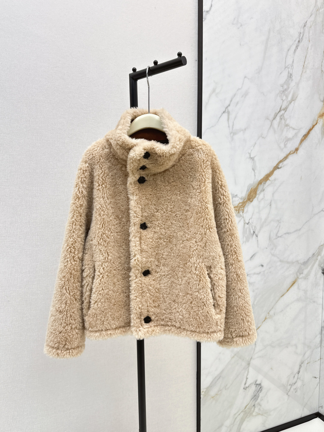 NO:294354,Double-sided wearable, warmth plus points LP 24Ss———The latest environmentally friendly fur coat in autumn and winter, H-silhouette design, fashionable and casual style, silhouetted and moderate loose style, easy to show high and hide flesh, rich visual sense, simple and elegant, a very high-end visual sense, two colors, sm and two codes, on-site, loro piano, jackets & coats, alexander wang19860909双面可穿 温暖加分 LP 24Ss———秋冬最新款环保皮毛一体外套H廓形设计 时髦休闲风 廓而有度的松量版型 轻松显高藏肉 视觉感很丰富 简约大方 一整很高级的即视感 两色sm两个码 现货发售,,loro piana,jackets & coats,alexander wang,Women's clothing