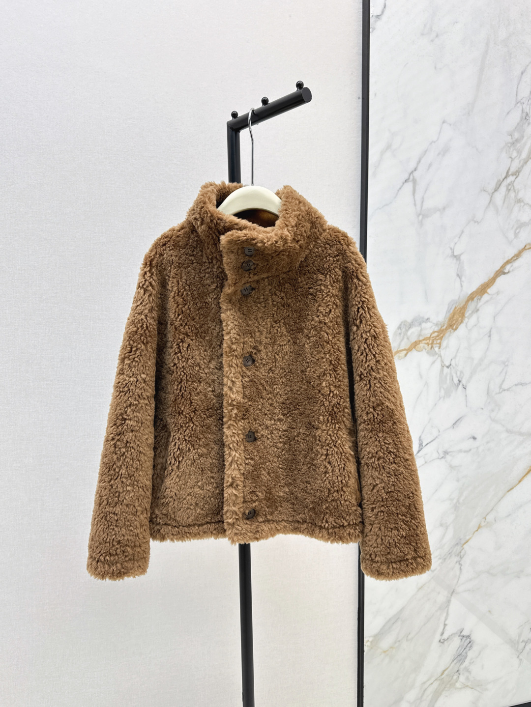 NO:294349,Double-sided wearable, warmth plus points LP 24Ss———The latest environmentally friendly fur coat in autumn and winter, H-silhouette design, fashionable and casual style, silhouetted and moderate loose style, easy to show high and hide flesh, rich visual sense, simple and elegant, a very high-end visual sense, two colors, sm and two codes, on-site, loro piano, jackets & coats, alexander wang19860909双面可穿 温暖加分 LP 24Ss———秋冬最新款环保皮毛一体外套H廓形设计 时髦休闲风 廓而有度的松量版型 轻松显高藏肉 视觉感很丰富 简约大方 一整很高级的即视感 两色sm两个码 现货发售,,loro piana,jackets & coats,alexander wang,Women's clothing