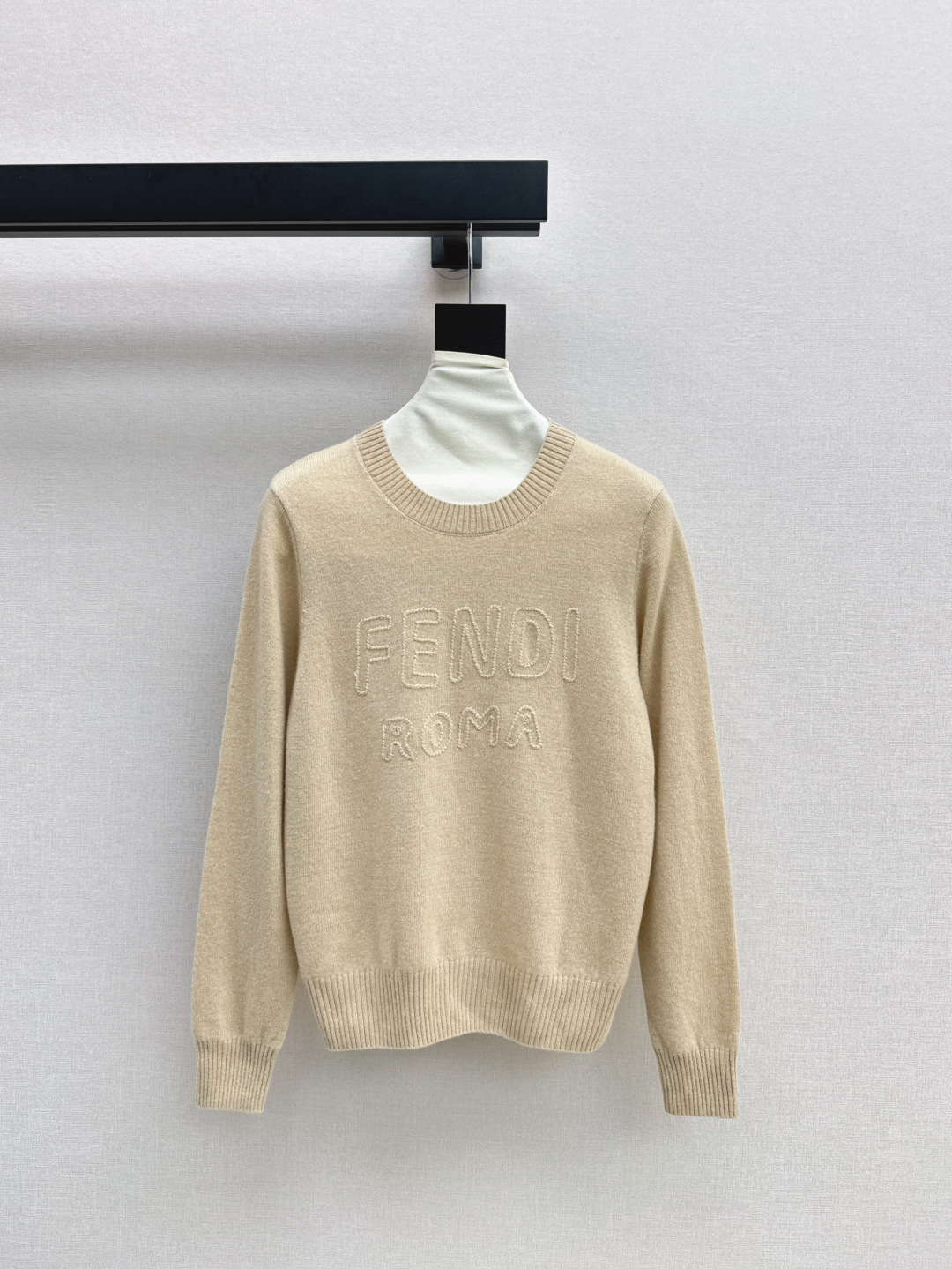 NO:294344,Exclusive first release FD 25Ss———The latest logo embroidered decorative pullover sweater in early spring is 100% wool texture and soft texture. The texture of the woven surface is soft and not loses muscles. The upper body is three-dimensional and stylish. It is easy to reduce age in daily life. It looks good with various skirts and trousers~~ Two colors are available in stock. SML, skirts, alexander wang19860909独家首发 FD 25Ss———早春最新款logo刺绣装饰套头针织衫百分百羊毛质地质感软糯满满的精致感 织面质感柔软又不失筋骨 上身立体有型 日常轻松减龄 搭配各式裙装裤装都好看～～两色现货发售sml,,skirts,alexander wang,Women's clothing