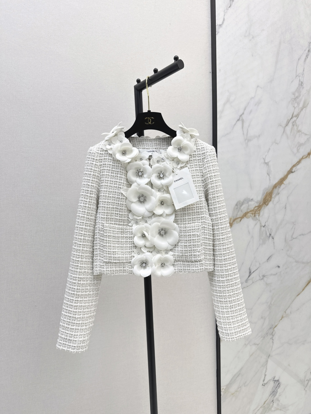 NO:294339,C home 25Ss—————The latest model of early spring heavy industry three-dimensional camellia dress zipper jacket custom imported coarse wool material. Two different fabrics and the same color are available. The front shoulder zipper jacket style easily creates a small fragrance style. The neckline extends to the front closure. Both have handmade three-dimensional camellia edge decoration. The stamens are fixed with rhinestones and beads. The heavy work feels full of retro and elegant without being dull. It shows the style of high-end socialites. Temperament and fashionable. It is easy to control when attending formal occasions and daily commuting. One-color spot sml, chanel, jackets & coats, alexander wang19860909C家 25Ss————早春最新款重工立体山茶花洋装拉链外套定制进口粗纺毛呢材质 两款不同面料同花色可选 正肩拉链外套版型 轻松塑造小香风典范 领口延伸至前襟 均有手工立体山茶花捆边装饰 大小错落的花朵之中以水钻钉珠固定花蕊 重工手作感十足 复古雅致而毫不沉闷 尽显高级名媛风格 气质时髦 出席正式场合和日常通勤都轻松驾驭 一色现货发售sml,,chanel,jackets & coats,alexander wang,Women's clothing