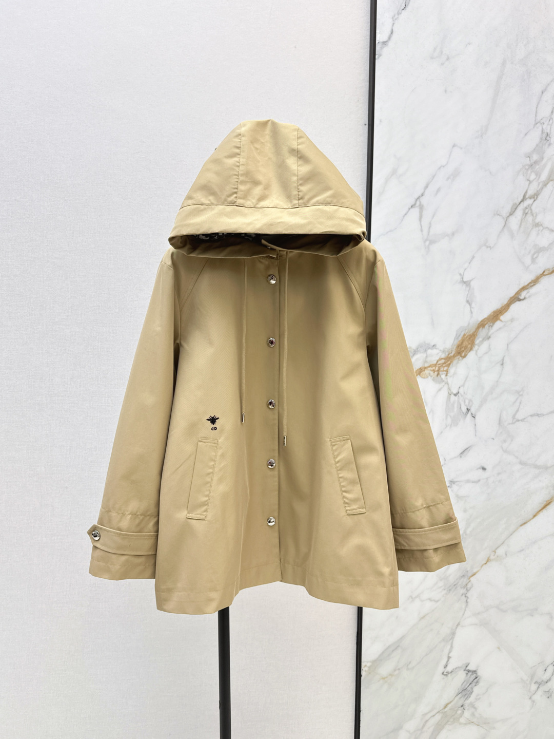 NO:294337,CD 25Ss————The latest classic hooded windbreaker in autumn and winter. This windbreaker seems to have its own eye-catching points and is very aura. This style has added a logo lining design, which has a styling and strong body tolerance. The whole retro feel is full. The appearance is plus points. The must-have for fashionable outfits are taken. The details and hardware are very powerful. Two colors are available for sale in stock. Hats, alexander wang.19860909CD 25Ss————秋冬最新款经典连帽风衣 这件风衣仿佛自带吸睛点 很有气场 这款加入了logo里布设计 有造型感 对身材包容性也很强 整个复古感拉满 颜值加分时髦穿搭必备拍起照来自带高级滤镜感 细节五金都很强大 两色现货发售sml,,hats,alexander wang,Women's clothing