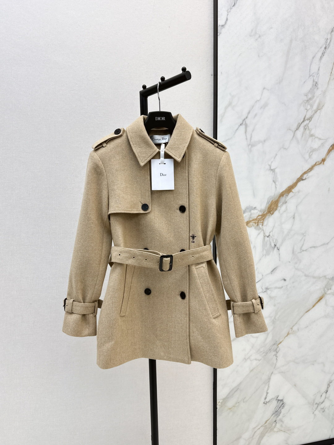 NO:294333,CD 25Ss———The latest classic double-breasted windbreaker in autumn and winter. This windbreaker seems to have its own eye-catching points. It has aura and a styling. It is also very inclusive to the figure. The whole retro feel is full. The appearance is plus points. The must-have for fashionable outfits are taken. The details and hardware are very powerful. SML is available in stock, alexander wang19860909CD 25Ss————秋冬最新款经典双排扣风衣 这件风衣仿佛自带吸睛点 很有气场 有造型感 对身材包容性也很强 整个复古感拉满 颜值加分时髦穿搭必备拍起照来自带高级滤镜感 细节五金都很强大 一色现货发售sml,,alexander wang,Women's clothing