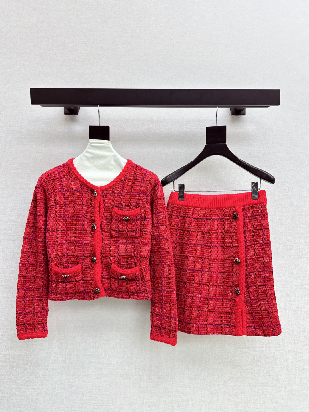 NO:294329,Gentle and noble Lady's New Year's outfit C home 25Ss—————The latest pearl-edged decorative suit in early spring, a short cardigan   skirt, amazing time, can not only increase the aura and be fashionable in daily life, coats are covered on the outside, elegant French style, rhinestone flower snap design, especially heavy on the real thing, super beautiful one set, one color is available in stock, sml, chanel, skirts, jackets & coats, alexander wang19860909温柔高贵 千金小姐新年穿搭 C家 25Ss————早春最新款珍珠镶边装饰套装 小短款开衫 半裙 惊艳了岁月 既能增加气场又能日常时髦 外面叠加外套穿 优雅法式 水钻花朵按扣设计 特别重实物超美 一套出 一色现货发售sml,,chanel,skirts,jackets & coats,alexander wang,Women's clothing