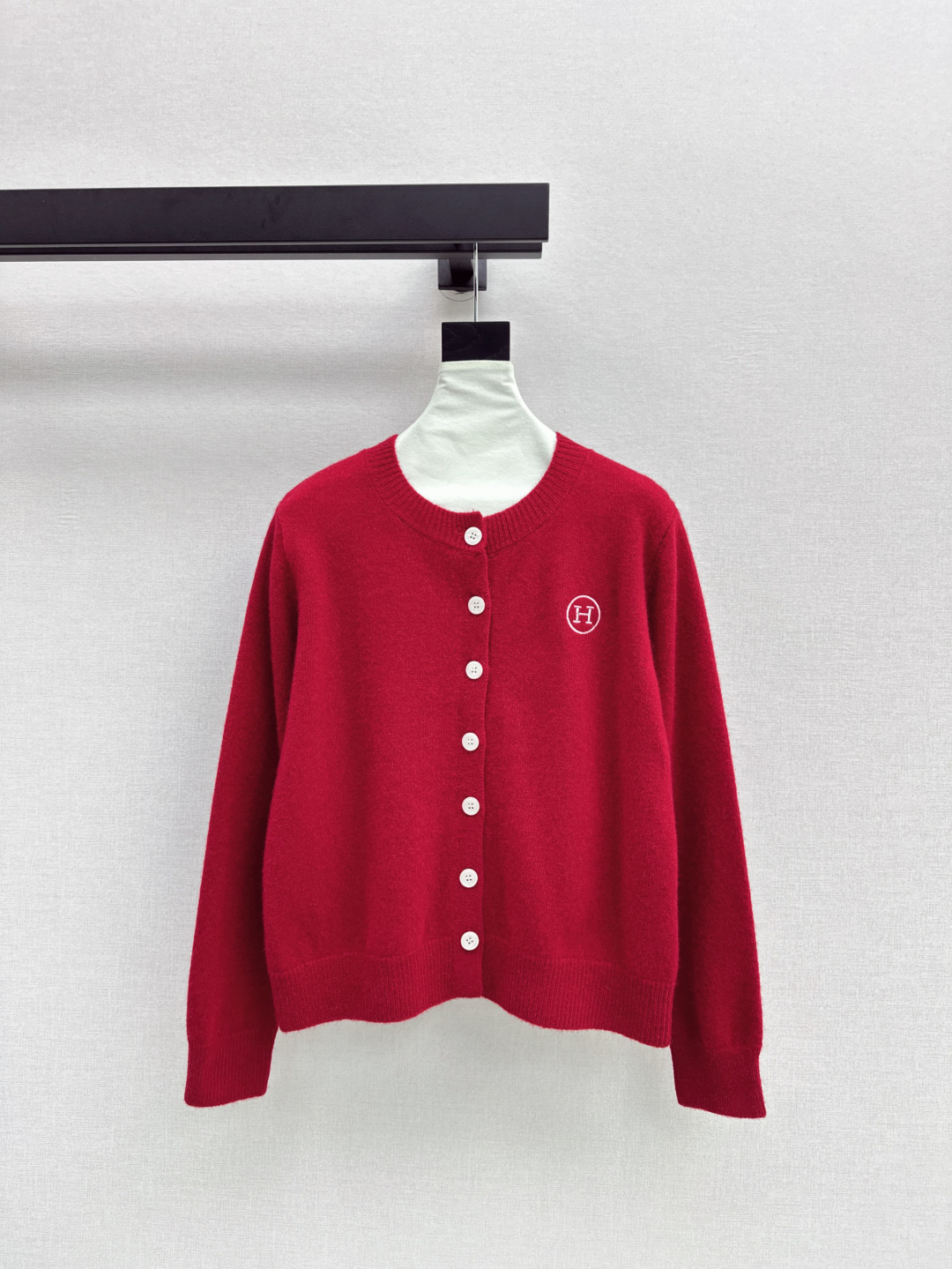 NO:294514,Exclusive model ~ Her 25Ss—————The latest knitted cardigan in early spring is retro red, with a retro elegant temperament, selected wool yarn skin-friendly and breathable, the carry-on style is simple and detailed, and it is casual and high-end with jeans. It is available in stock. SML, jeans, alexander wang19860909独家款～ Her 25Ss————早春最新款针织开衫复古的正红色 自带复古的优雅气质 精选羊毛纱线亲肤透气 随身的版型简约有细节美 搭配牛仔裤休闲高级 一色现货发售sml,,jeans,alexander wang,Women's clothing