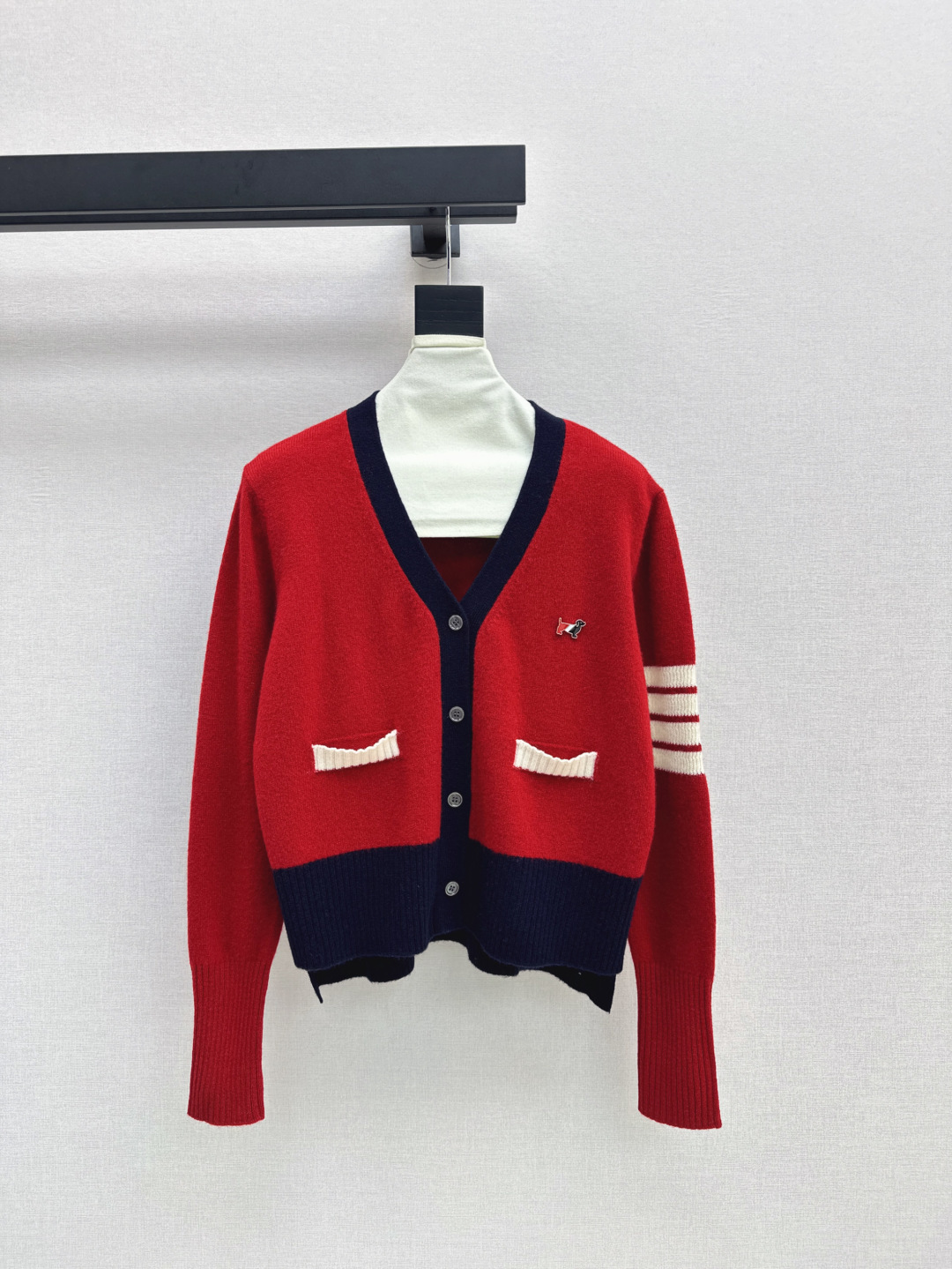 NO:294335,Age-reducing college style TB 25SsS—————The latest V-neck classic cardigan in early spring connotation with low-key daily casual outfits 100% wool yarn V-neck design slim curved feeling Two colors on sale in stock sml, alexander wang19860909减龄学院风 TB 25SsS————早春最新款V领经典开衫内涵低调日常的休闲穿搭 百分百羊毛纱线 V领设计纤瘦曲线感 两色现货发售sml,,alexander wang,Women's clothing