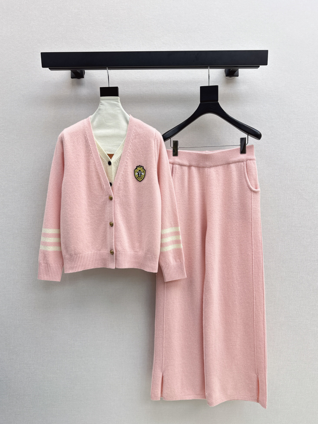 NO:295442,Age-reducing college style TB 25Ss————The latest lazy style wool suit in early spring, badge decorates fake two-piece sweater   straight pants, 100% thickened worsted wool yarn fabric, simple and atmospheric lazy style, durable, warmth and appearance are both online~~ The most practical and versatile boutique, the base layered in autumn and winter, daily high-end!  !  Extra large elasticity and body shape for sale Five-color sml, Sweaters, Alexander wang19860909减龄学院风 TB 25Ss————早春最新款慵懒风羊毛套装徽章装饰假两件毛衣 直筒裤 百分百加厚精纺羊毛纱线面料 简约大气慵懒版型 经久耐穿 保暖度和颜值却都在线～～最实穿百搭的精品 秋冬打底叠穿日常高级！！超大弹力不挑身材一套出售 五色sml,,sweaters,alexander wang,Women's clothing