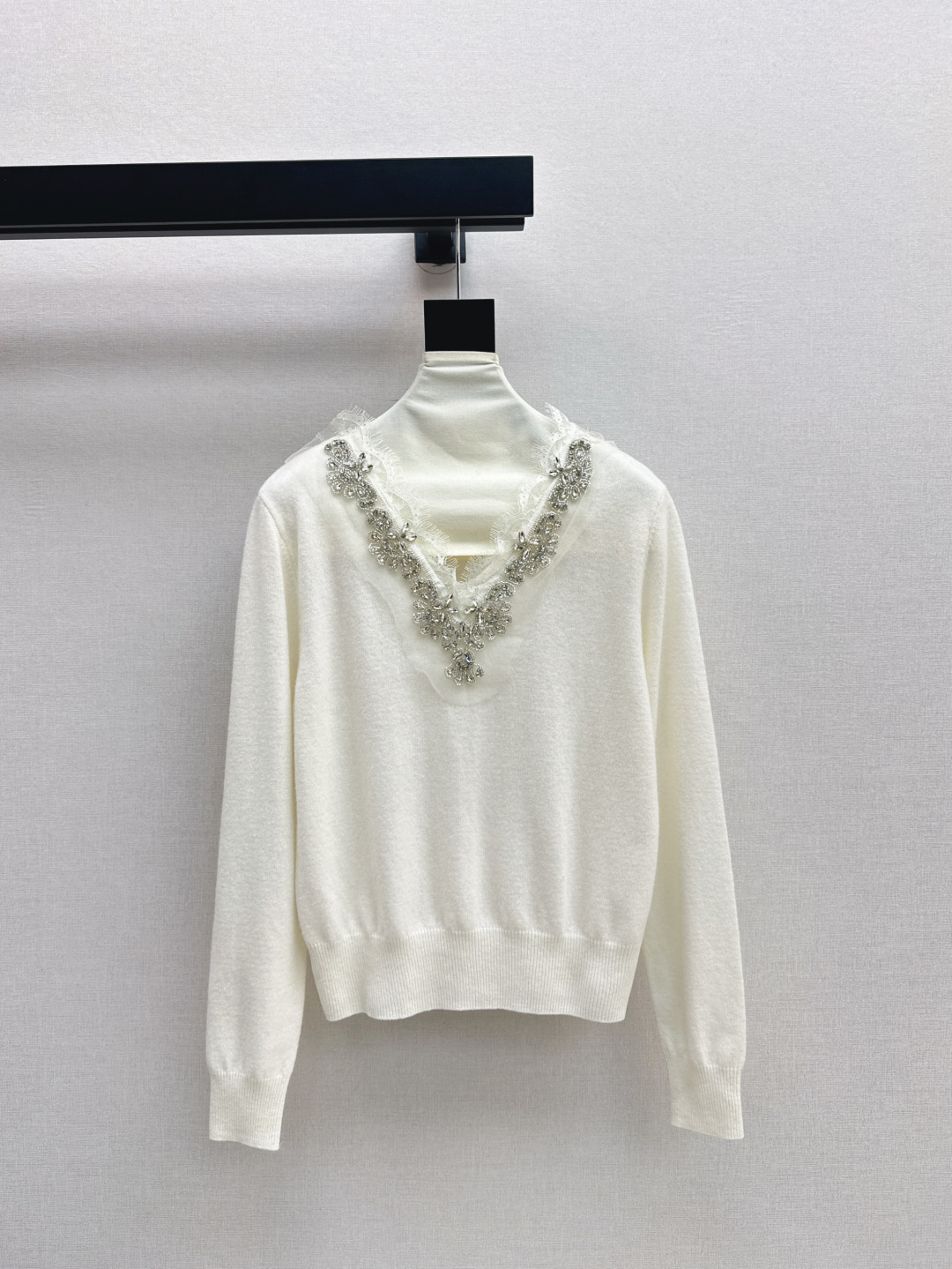 NO:295435,Exclusive model ~ CD 25Ss————The latest model of early spring contrasting color splicing lace heavy industry sweater nail drilling is very big brand exquisite three-dimensional, high-end at first glance!  The hair is soft and light and skin-friendly~ It is very comfortable to wear and apply the base alone. Fashionable and high-end products. SML is available in stock, Sweaters, Alexander wang19860909独家款～ CD 25Ss————早春最新款撞色拼接蕾丝重工毛衣钉钻工艺非常大牌精美立体 一眼高级！毛感软糯轻盈亲肤～单穿打底都很舒适 时尚高级单品 一色现货发售sml,,sweaters,alexander wang,Women's clothing